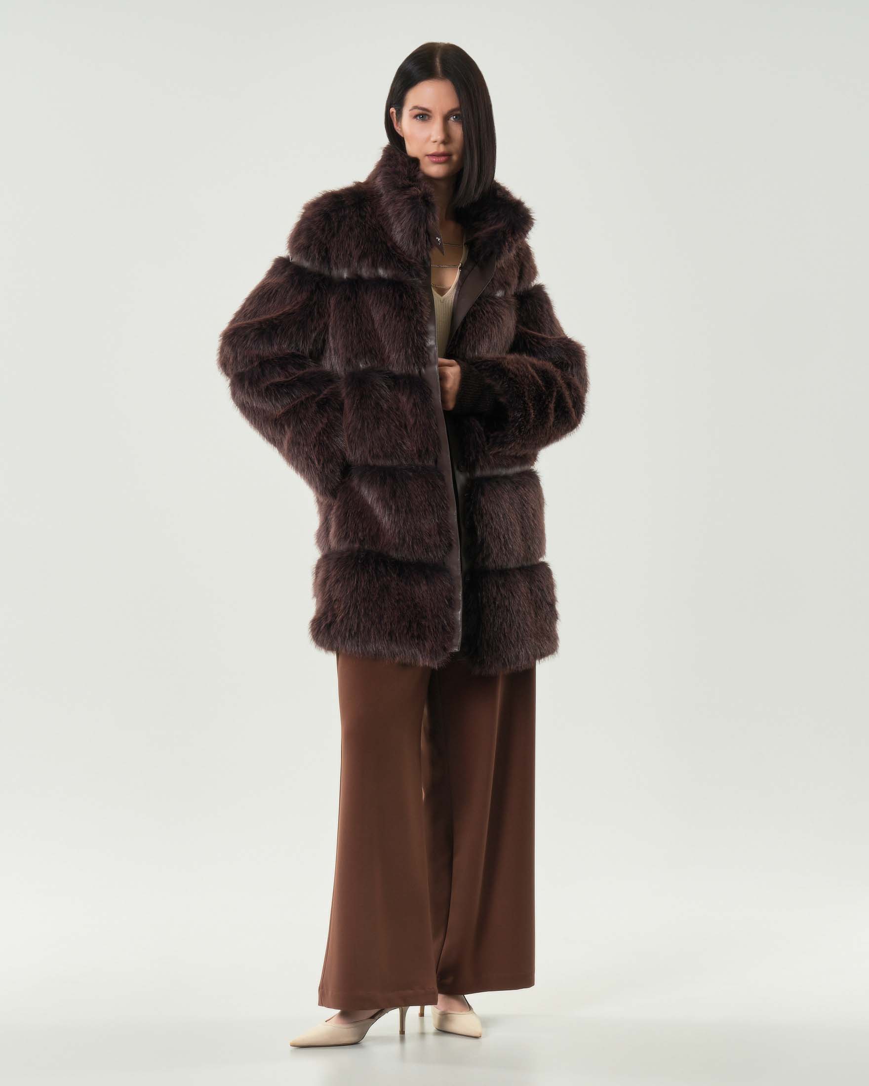 Ecopelliccia midi testa di moro Patrizia Pepe a a collo alto con dettagli orizzontali in ecopelle