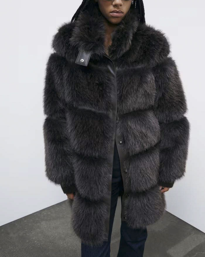 Ecopelliccia midi testa di moro Patrizia Pepe a a collo alto con dettagli orizzontali in ecopelle image