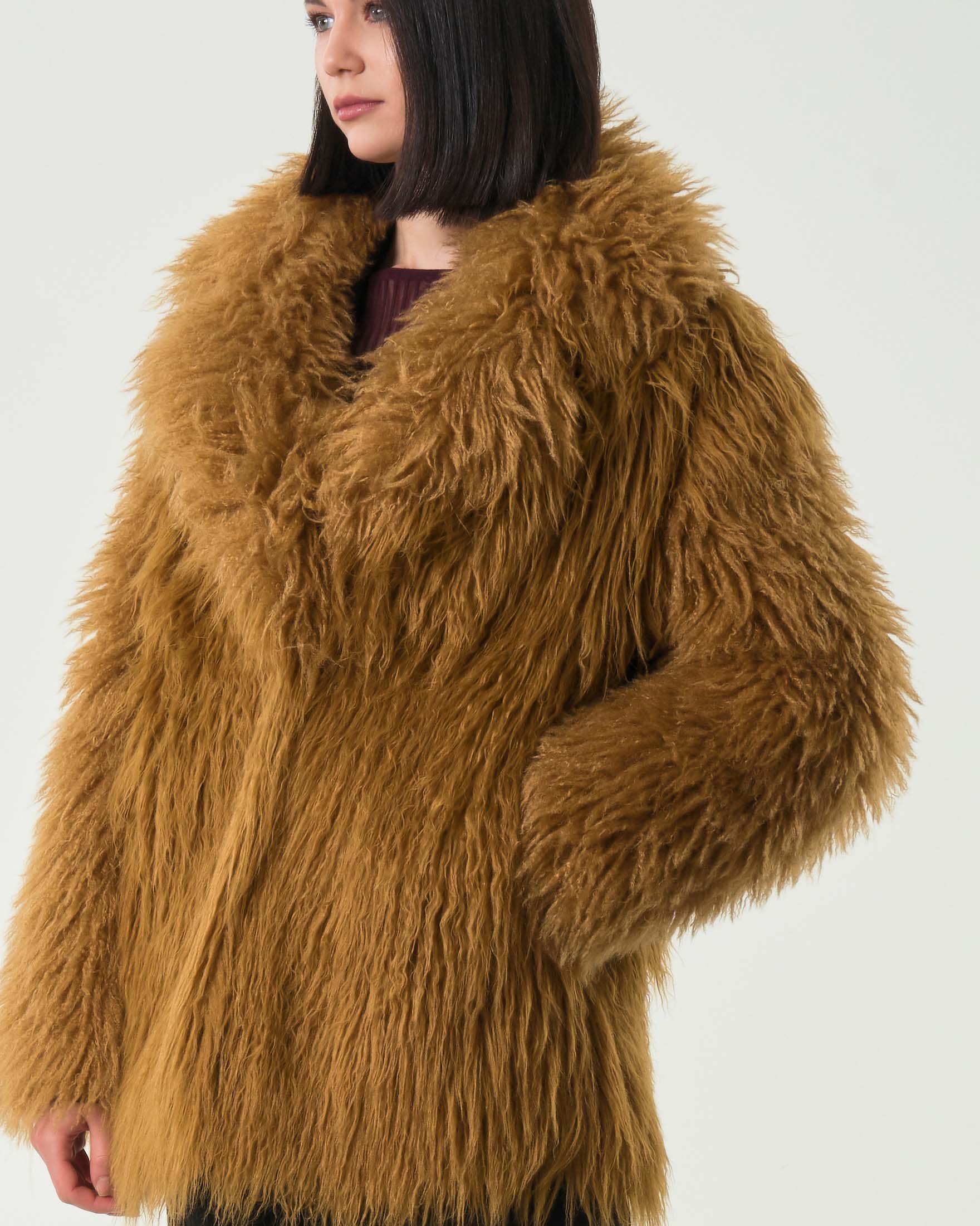 Ecopelliccia color cammello Patrizia Pepe in mongolia con scollo a rever image