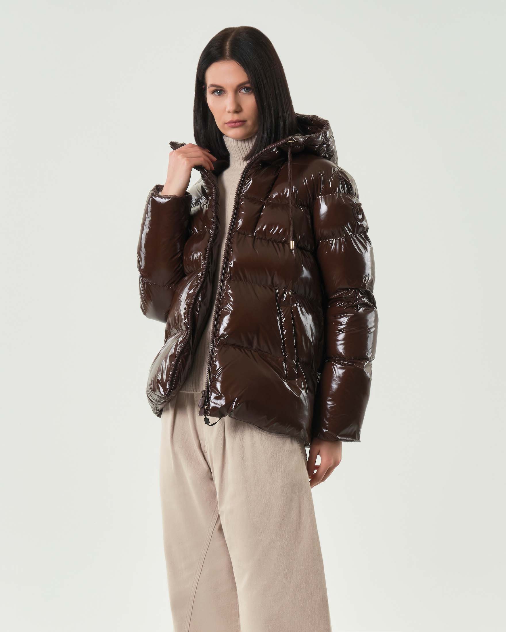 Giubbotto marrone imbottito Pinko in nylon lucido con cappuccio regolabile con coullise