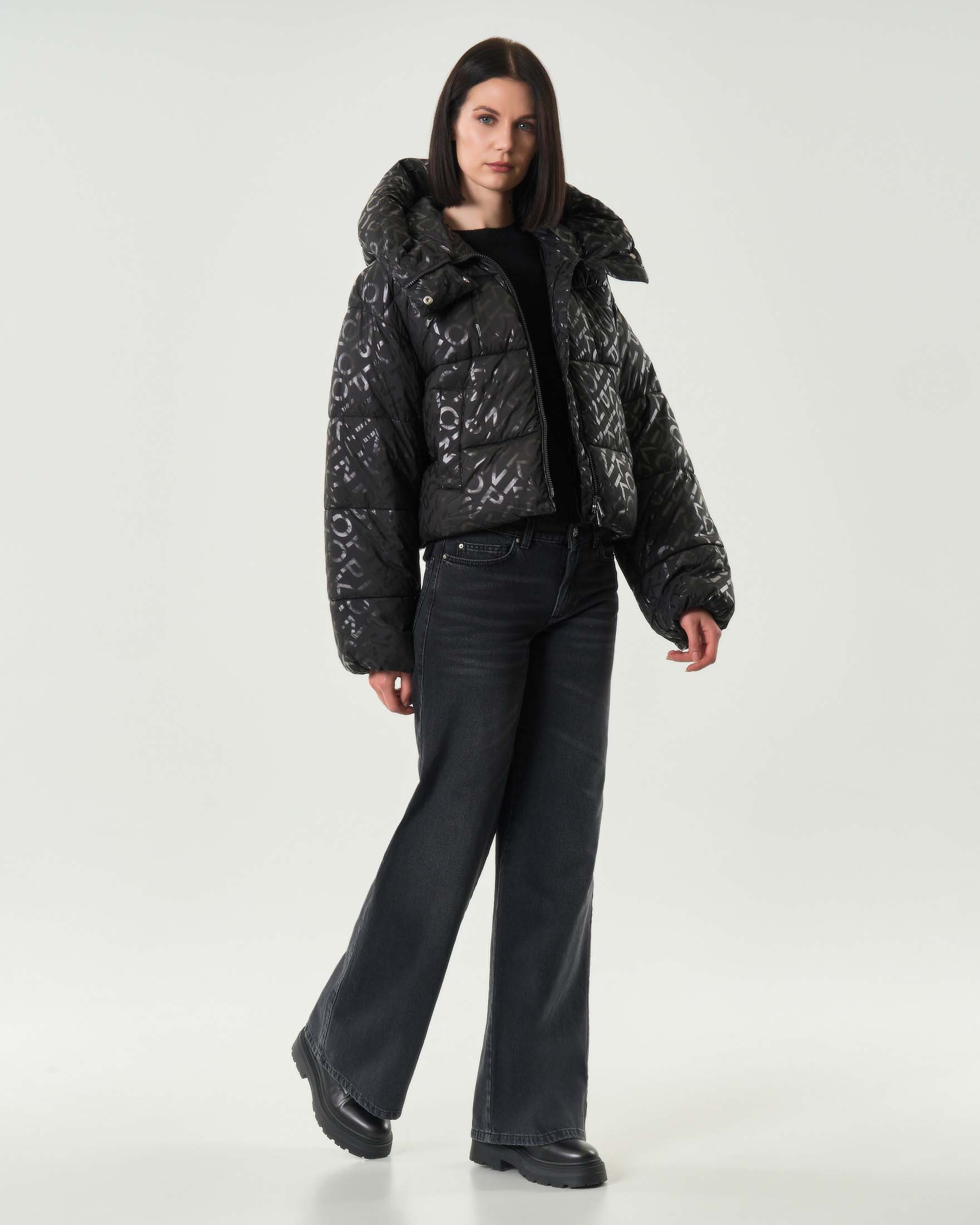 Giubbotto nero imbottito Pinko opaco con stampalettering all over a collo alto imbottito con cappuccio