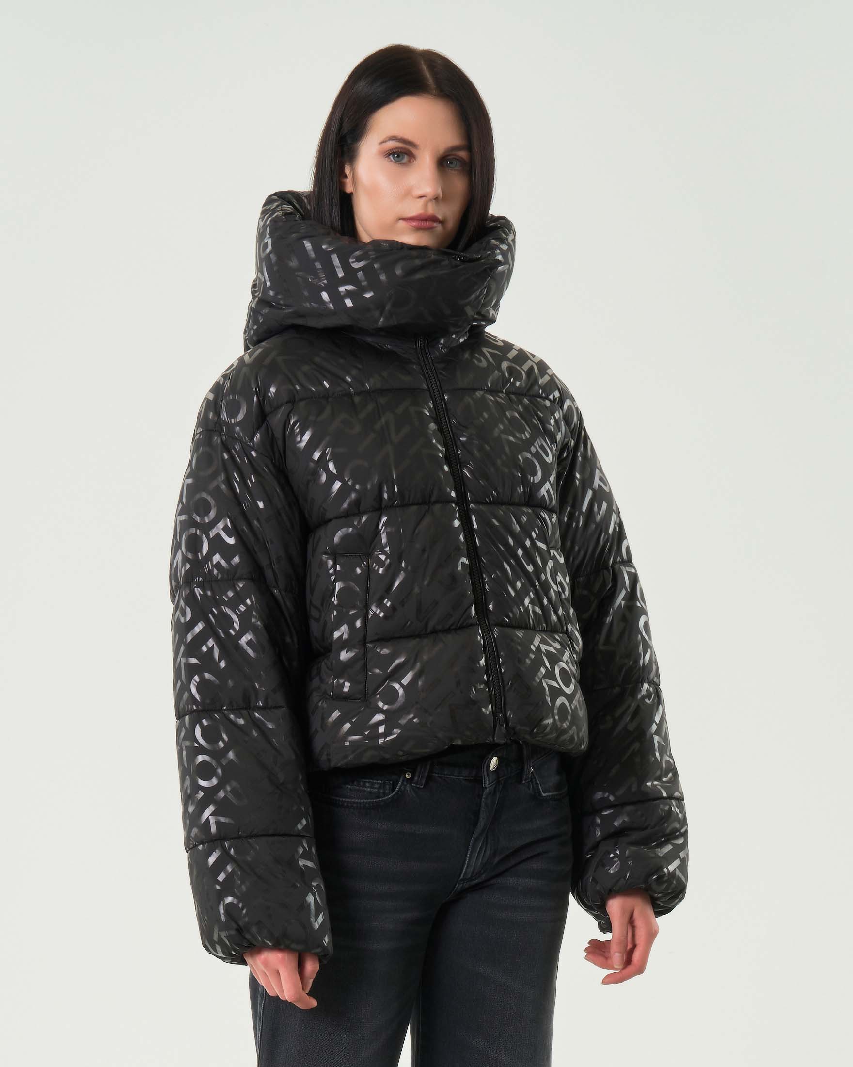 Giubbotto nero imbottito Pinko opaco con stampalettering all over a collo alto imbottito con cappuccio image