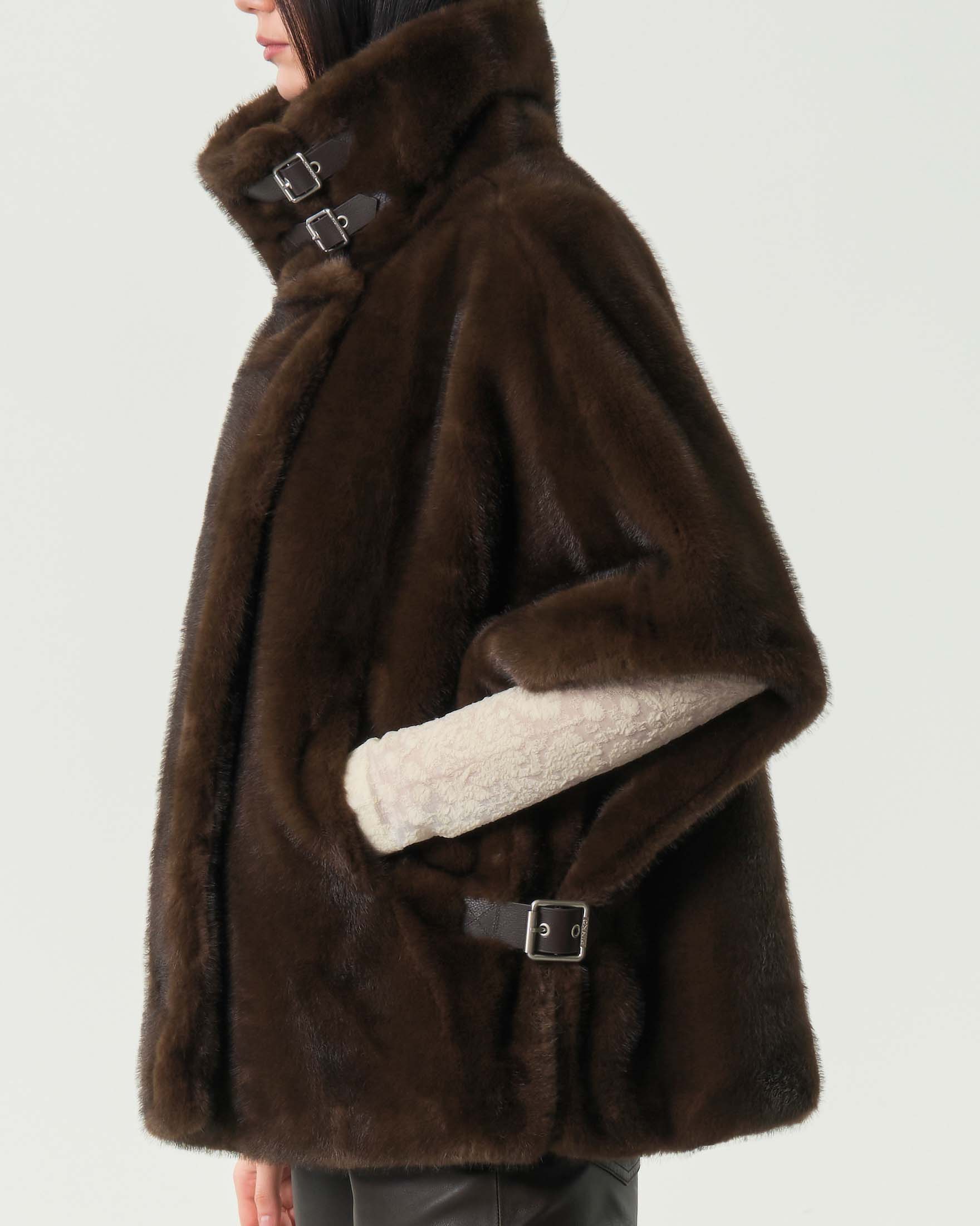 Cappa corta in ecopelliccia testa di moro Pinko con maniche al gomito e colletto a camicia