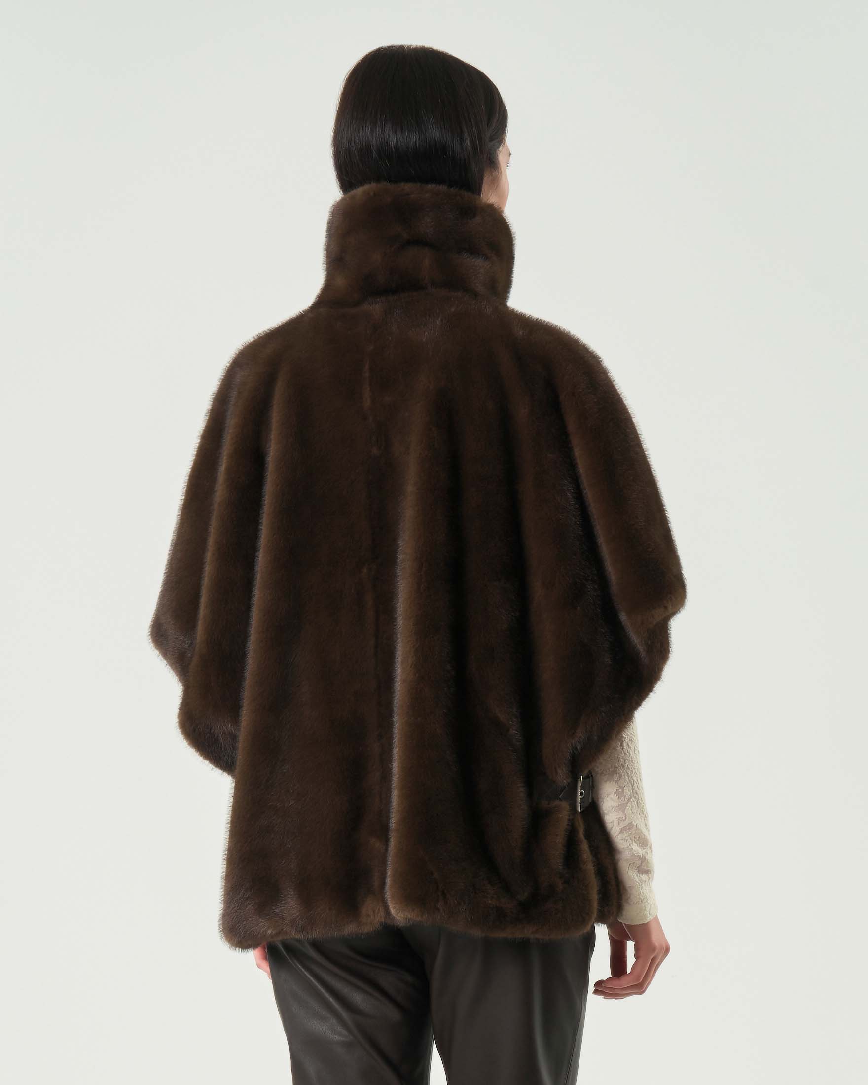 Cappa corta in ecopelliccia testa di moro Pinko con maniche al gomito e colletto a camicia