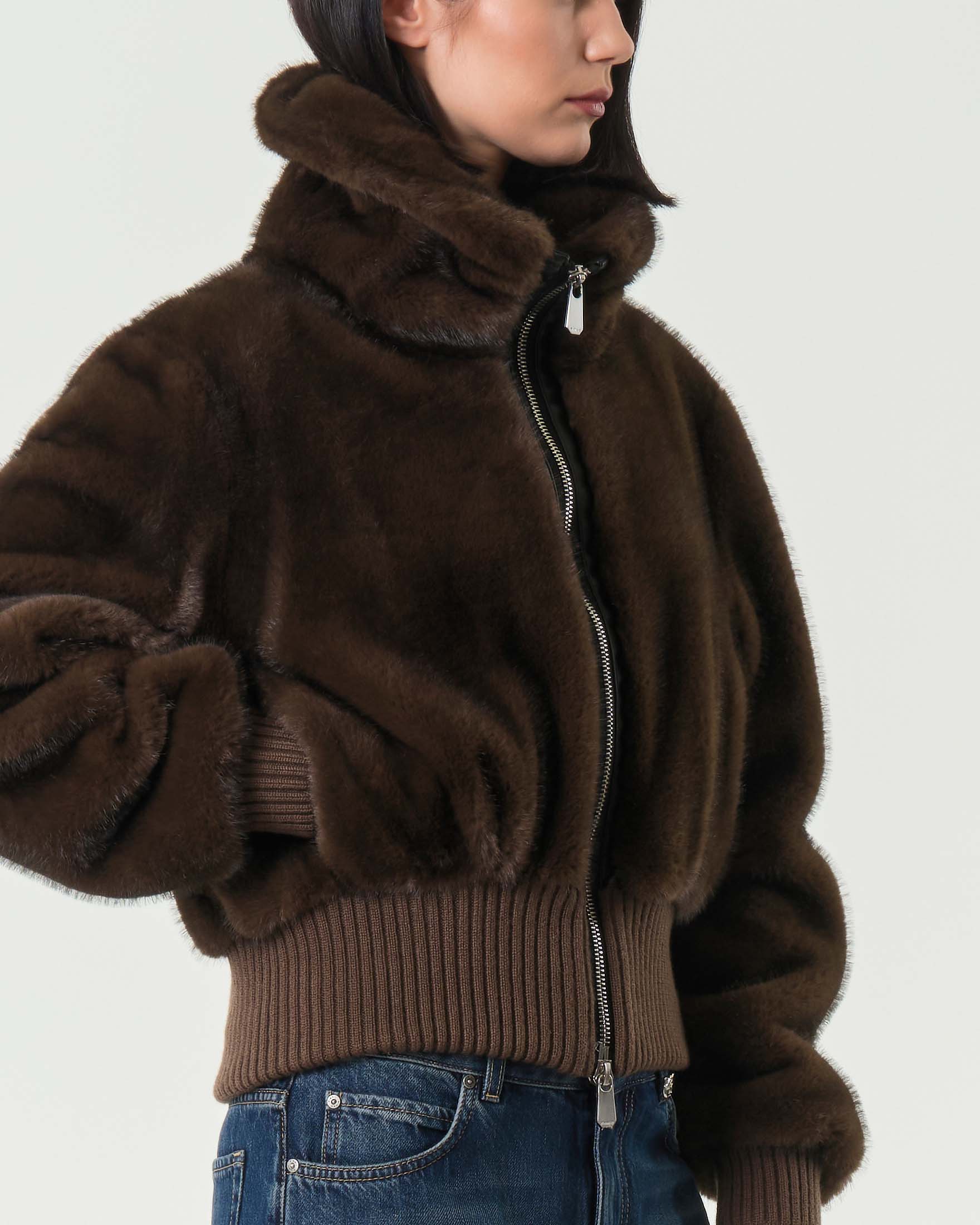 Bomber corto marrone Pinko in ecopelliccia con collo alto e polsini in tessuto a coste image