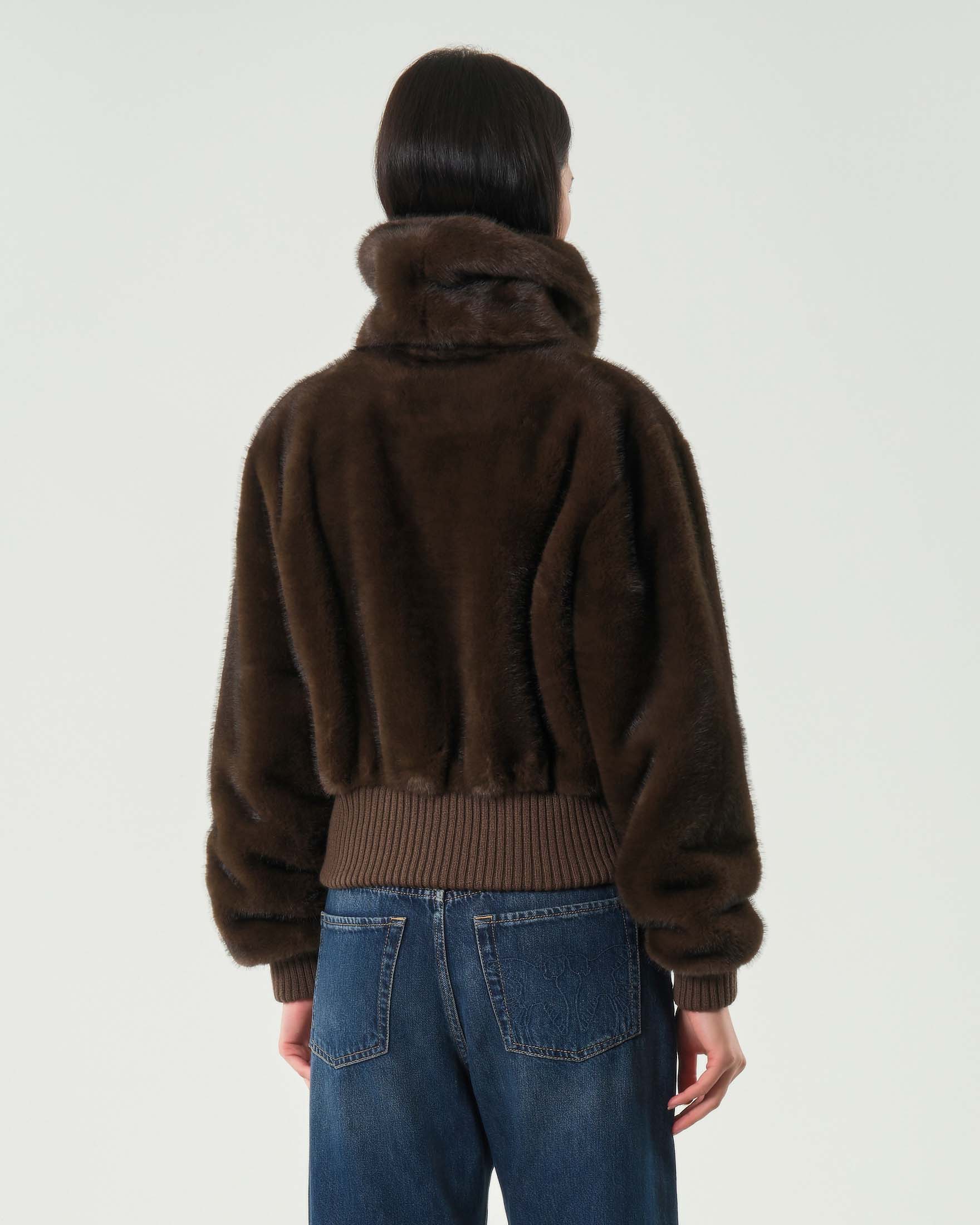 Bomber corto marrone Pinko in ecopelliccia con collo alto e polsini in tessuto a coste