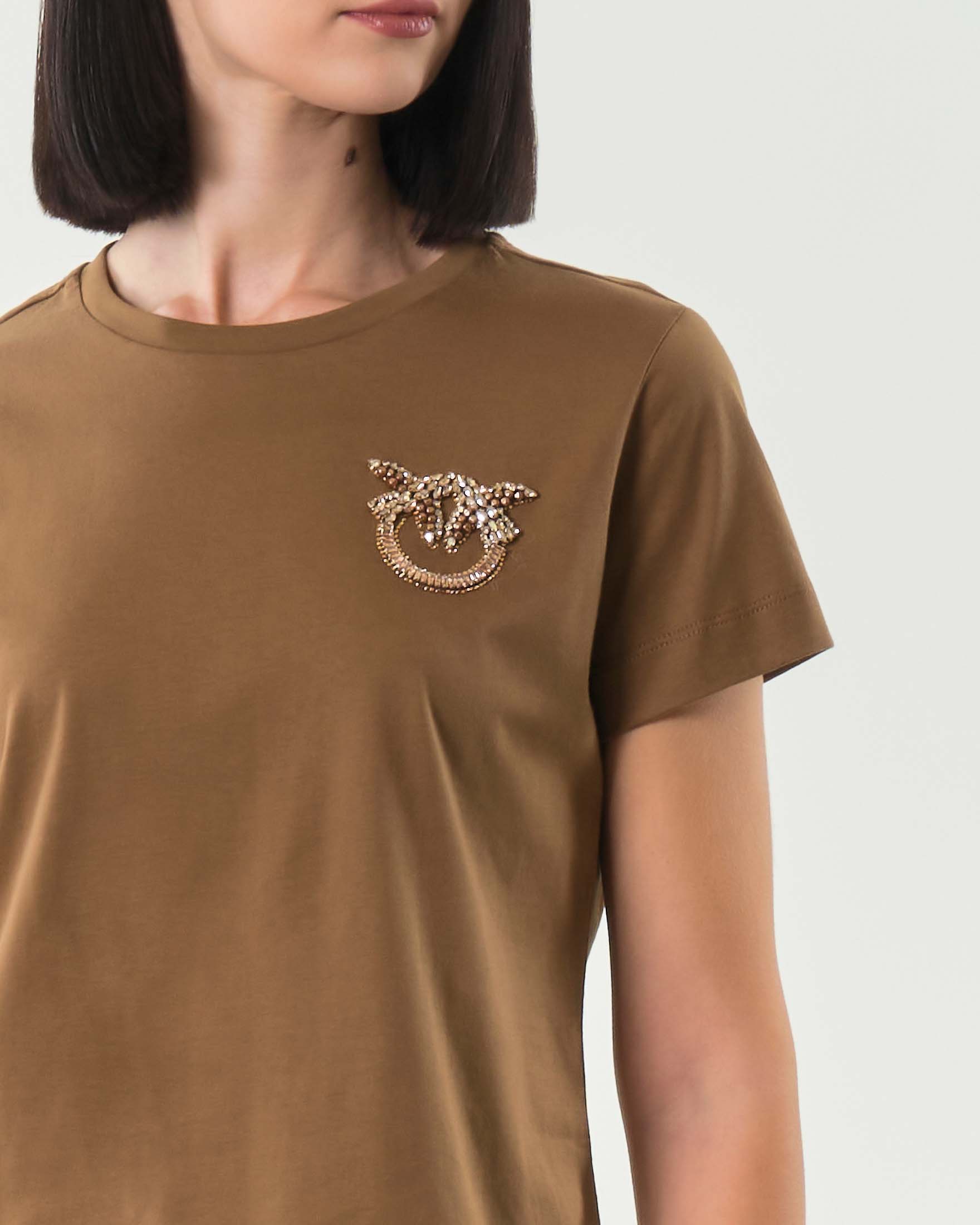 T-shirt cammello in puro cotone Pinko a maniche corte con logo in cristalli e perle ricamato sul lato petto image
