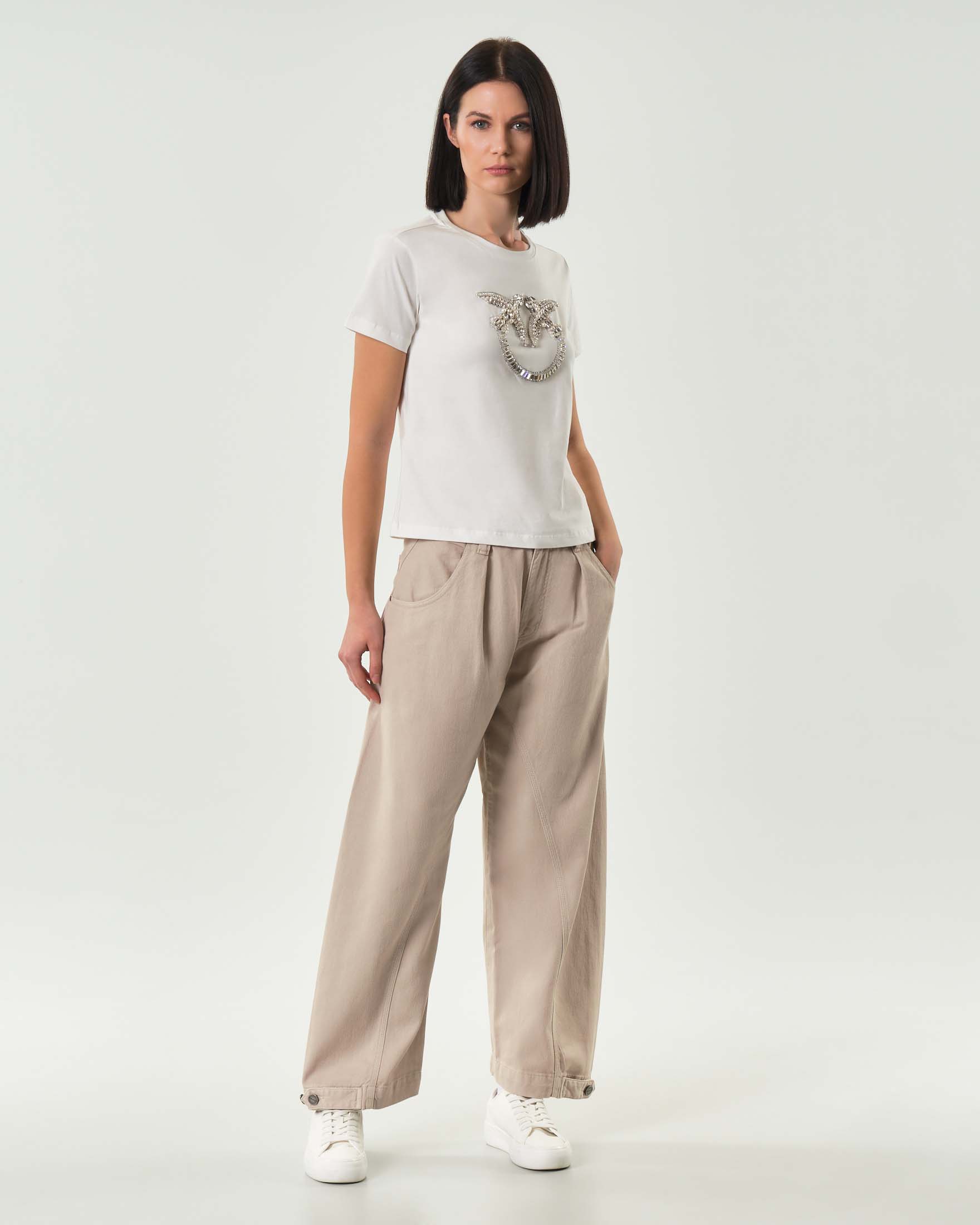 T-shirt bianca in puro cotone Pinko a maniche corte con logo in cristalli e perle ricamato sul centro petto image