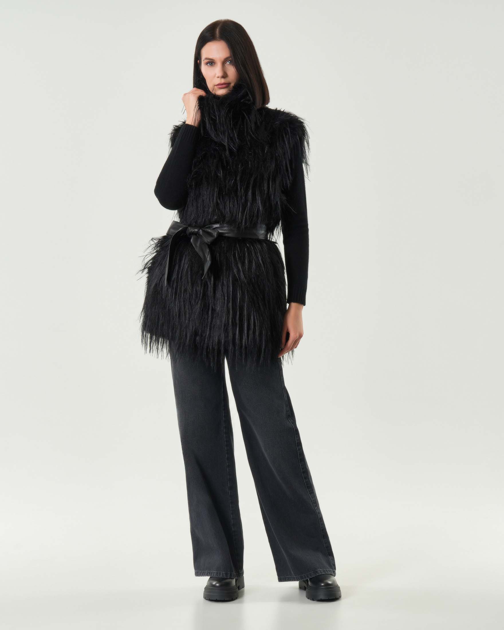 Gilet nero Pinko in tessuto Aspen effetto pelliccia con cintura in vita tono su tono