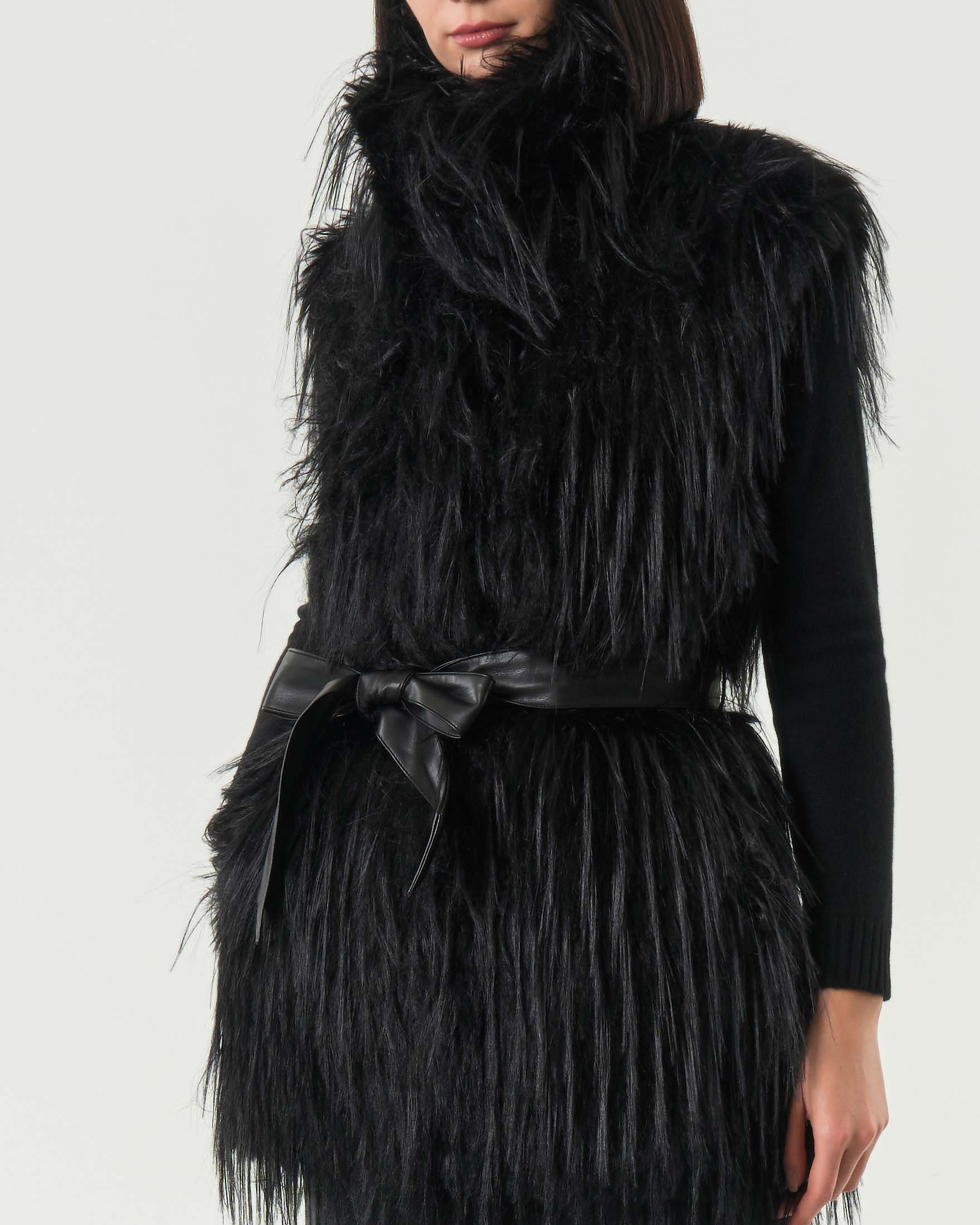 Gilet nero Pinko in tessuto Aspen effetto pelliccia con cintura in vita tono su tono image