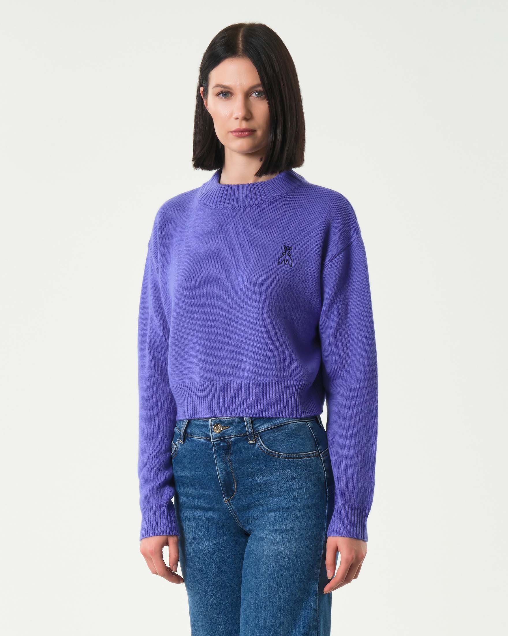 Maglia viola cropped Patrizia Pepe in pura lana con logo ricamato sul petto e sul retro