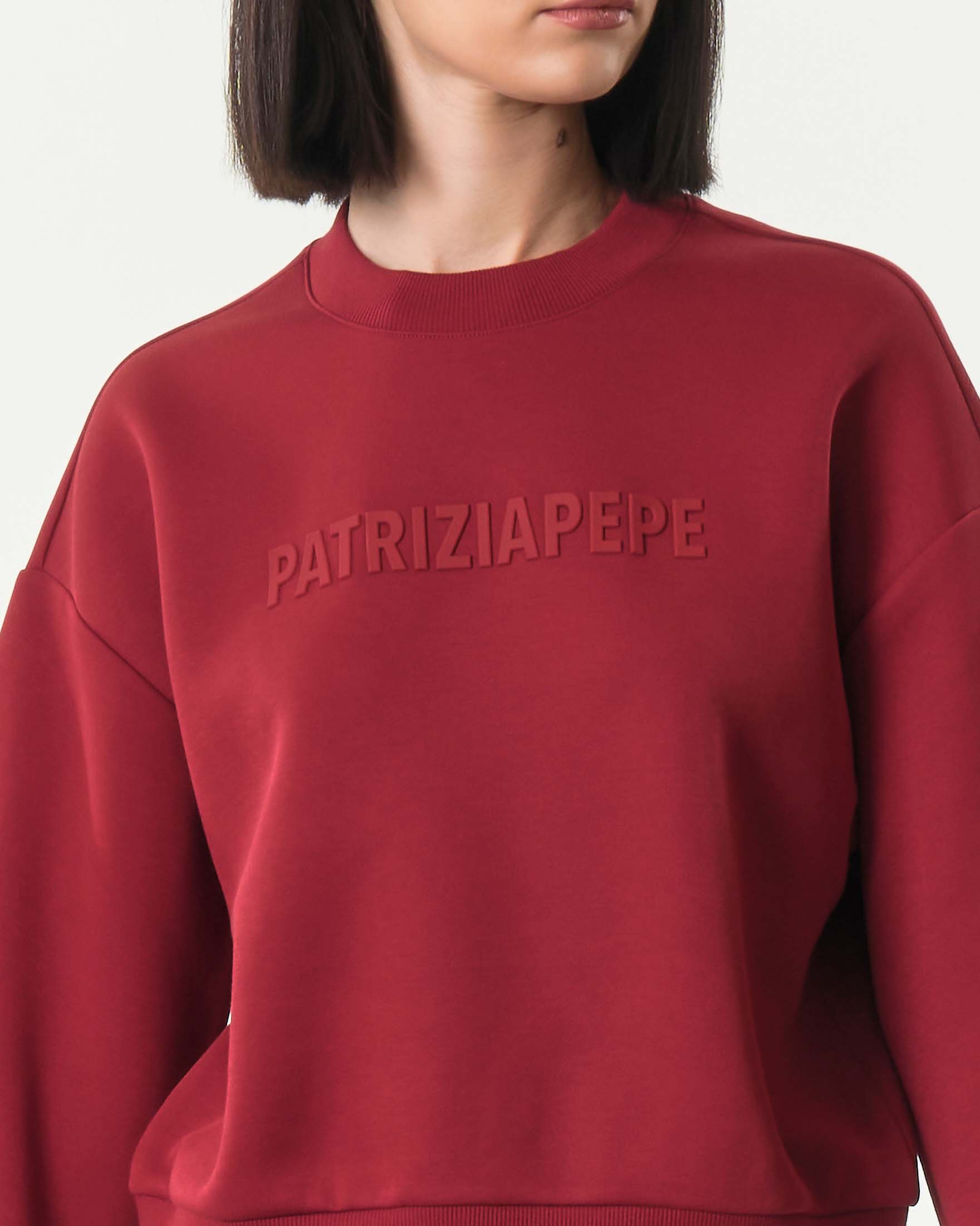 Felpa rossa Patrizia Pepe in tessuto effeto scuba con scritta logo ricamata sul petto image