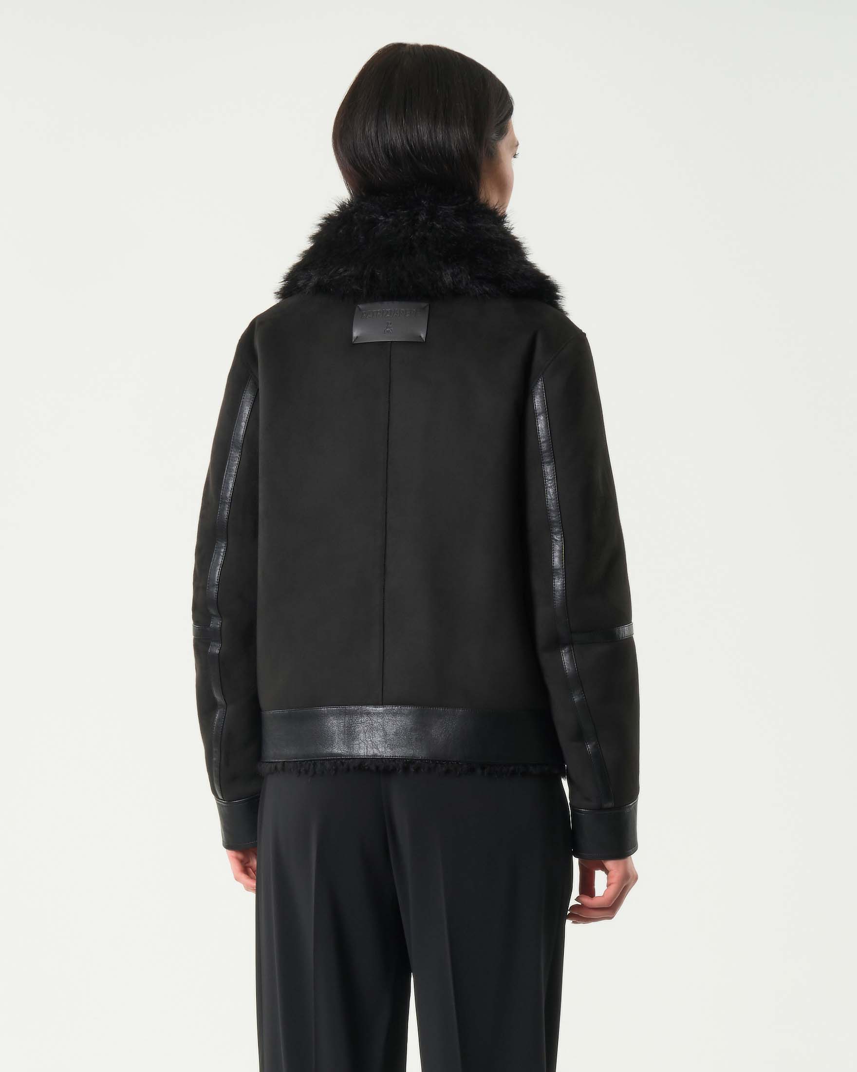 Giubbotto nero biker Patriziza Pepe reversibile in ecopelliccia effetto shearling con maxi colletto