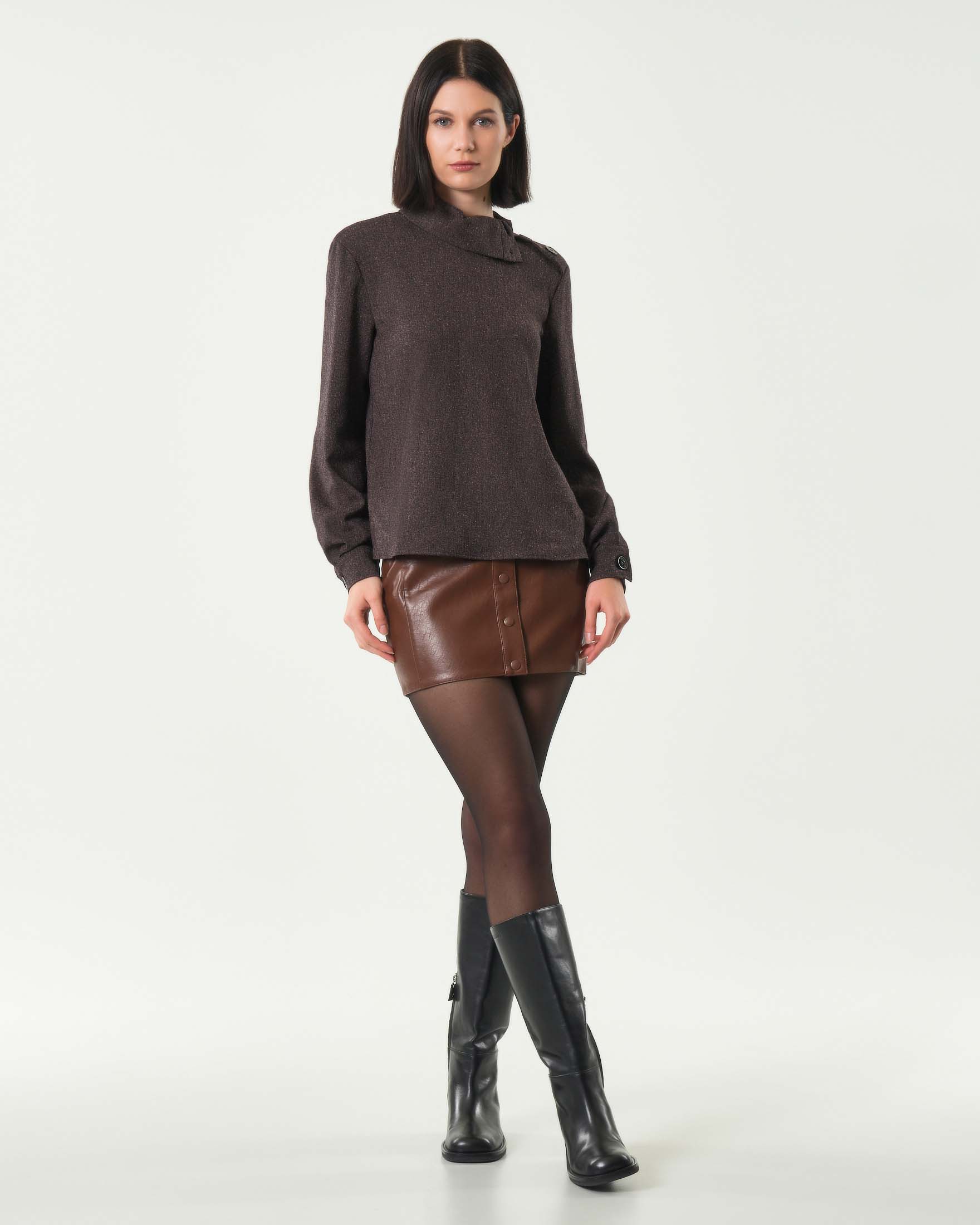 Blusa marrone a collo alto Patrizia Pepe in tessuto strutturato con effetto bottonato image
