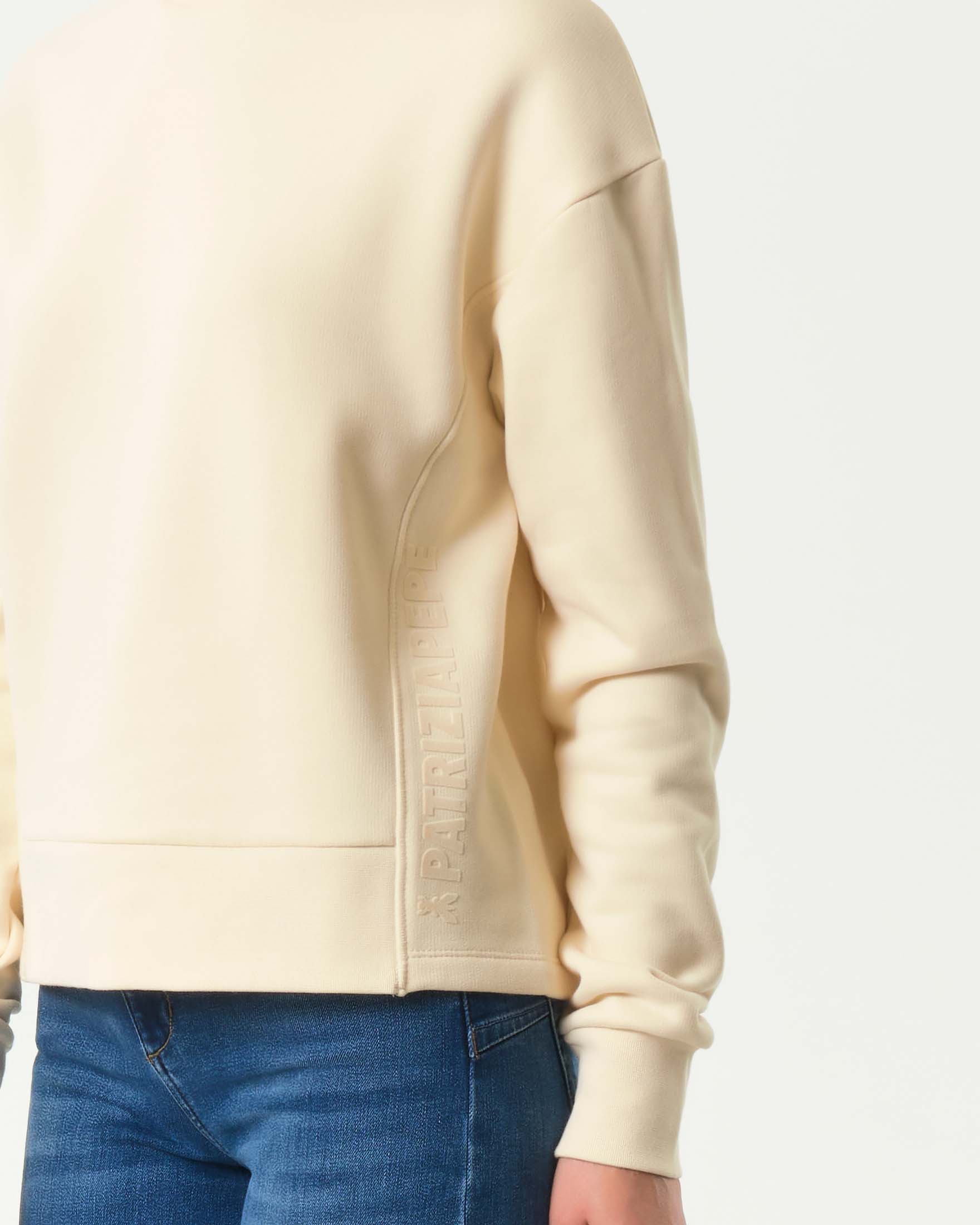 Felpa color burro Patrizia Pepe in cotone con giromanica sceso e scritta logo lungo il fianco image