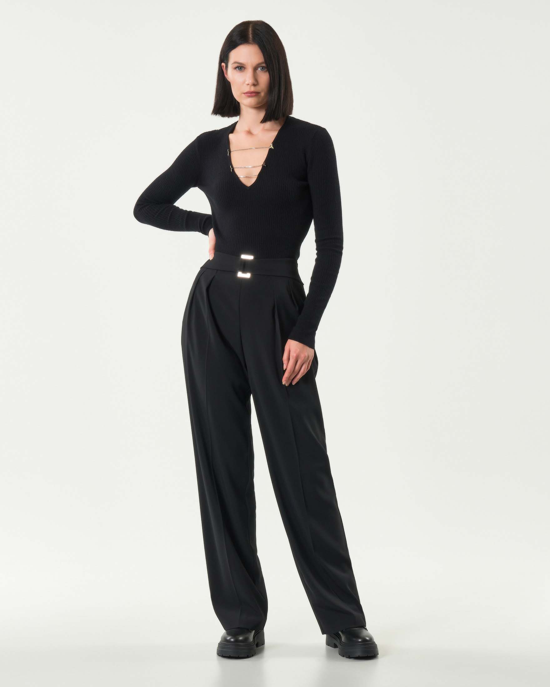 Maglia nera in misto viscosa Patrizia Pepe con scollo a V e catenelle logo Fly