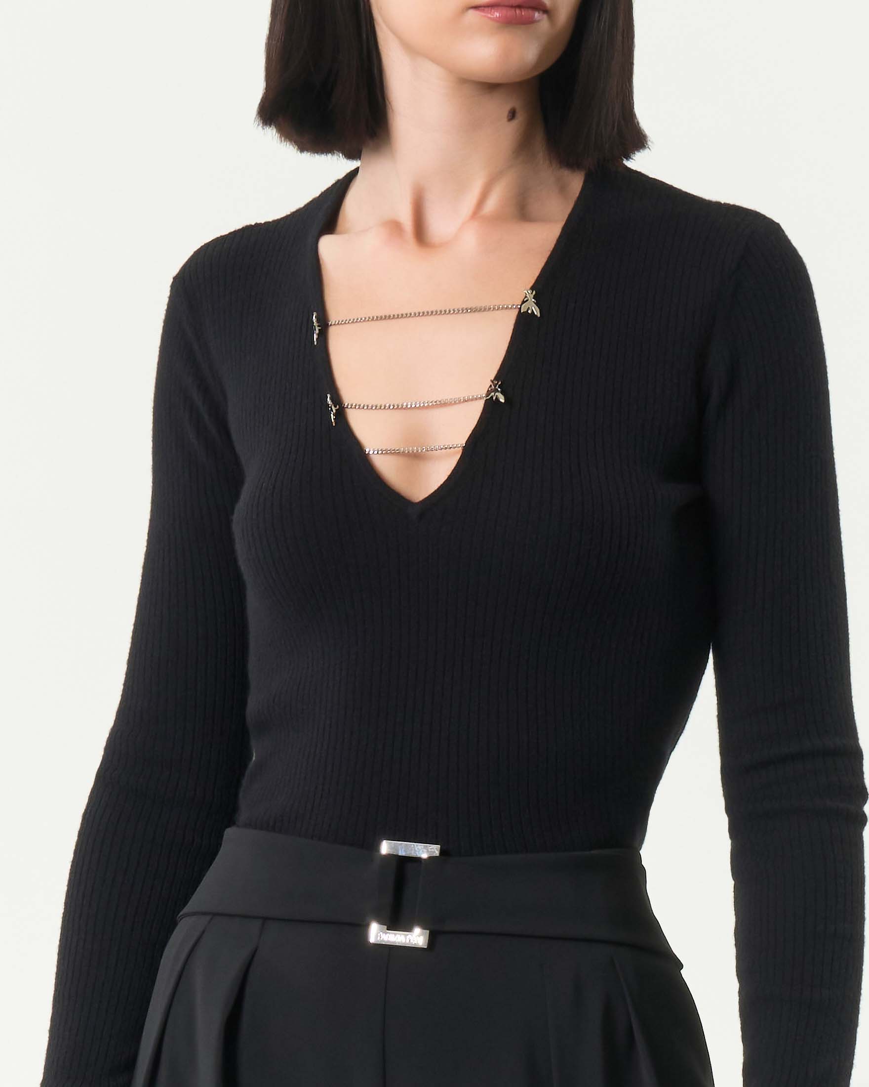 Maglia nera in misto viscosa Patrizia Pepe con scollo a V e catenelle logo Fly image
