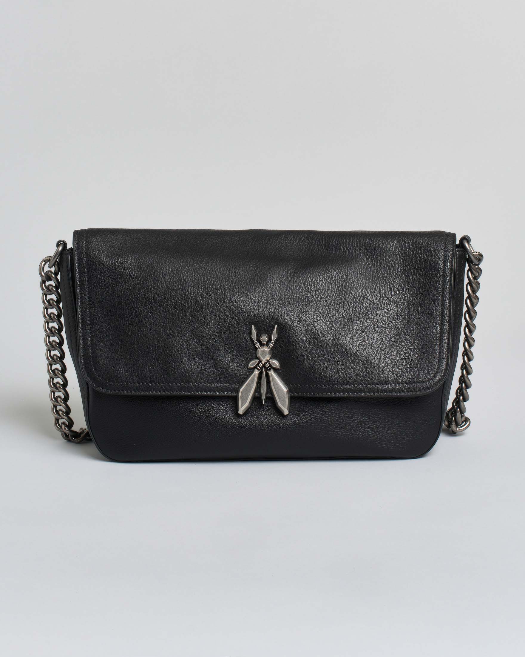 Borsa nera misure media Essential Fly Patrizia Pepe con tracolla a catena in metallo e patta di chiusura
