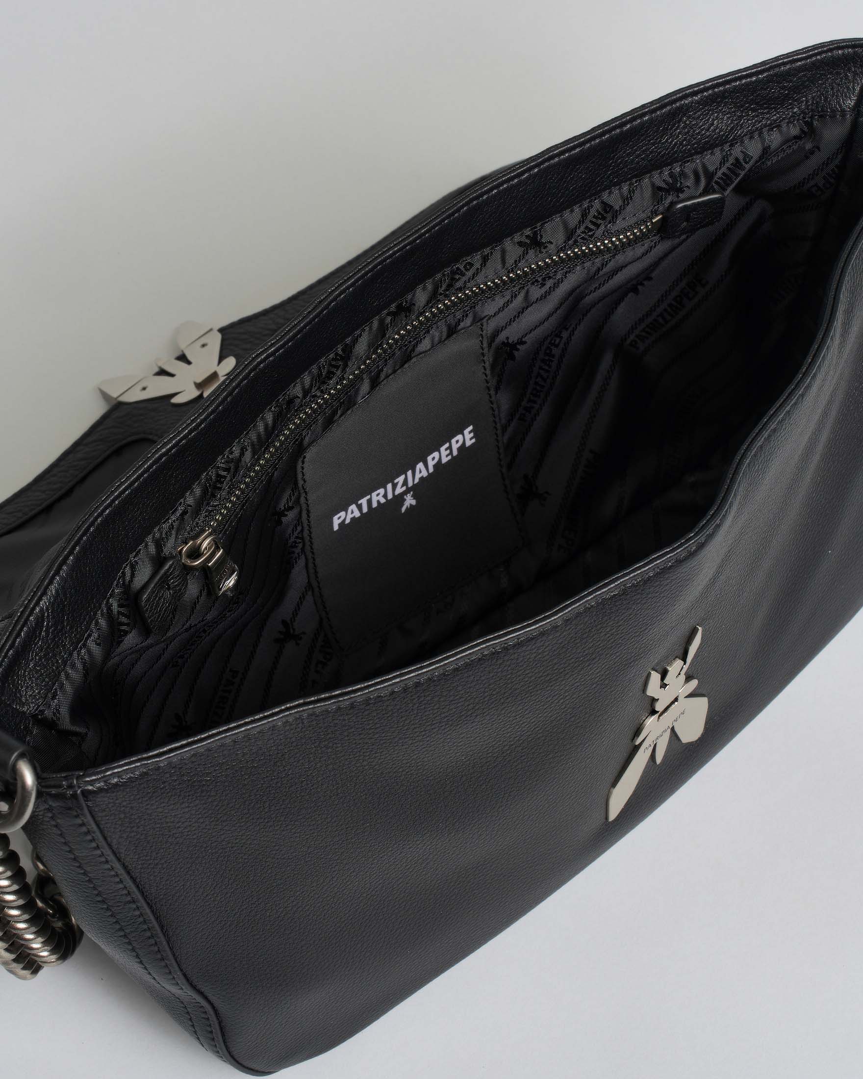 Borsa nera misure media Essential Fly Patrizia Pepe con tracolla a catena in metallo e patta di chiusura image