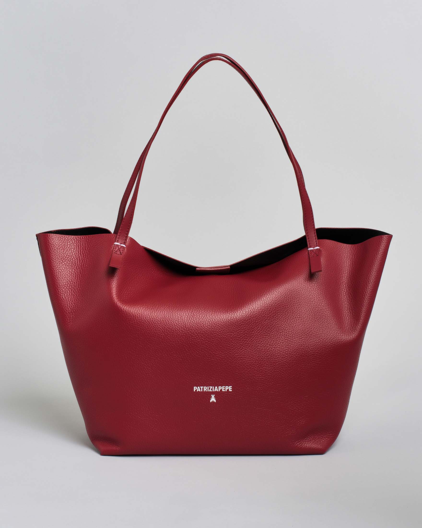 Shopping bag rossa linea Never Complete Patrizia Pepe in pelle con scritta logo e punti di cucitura a contrasto