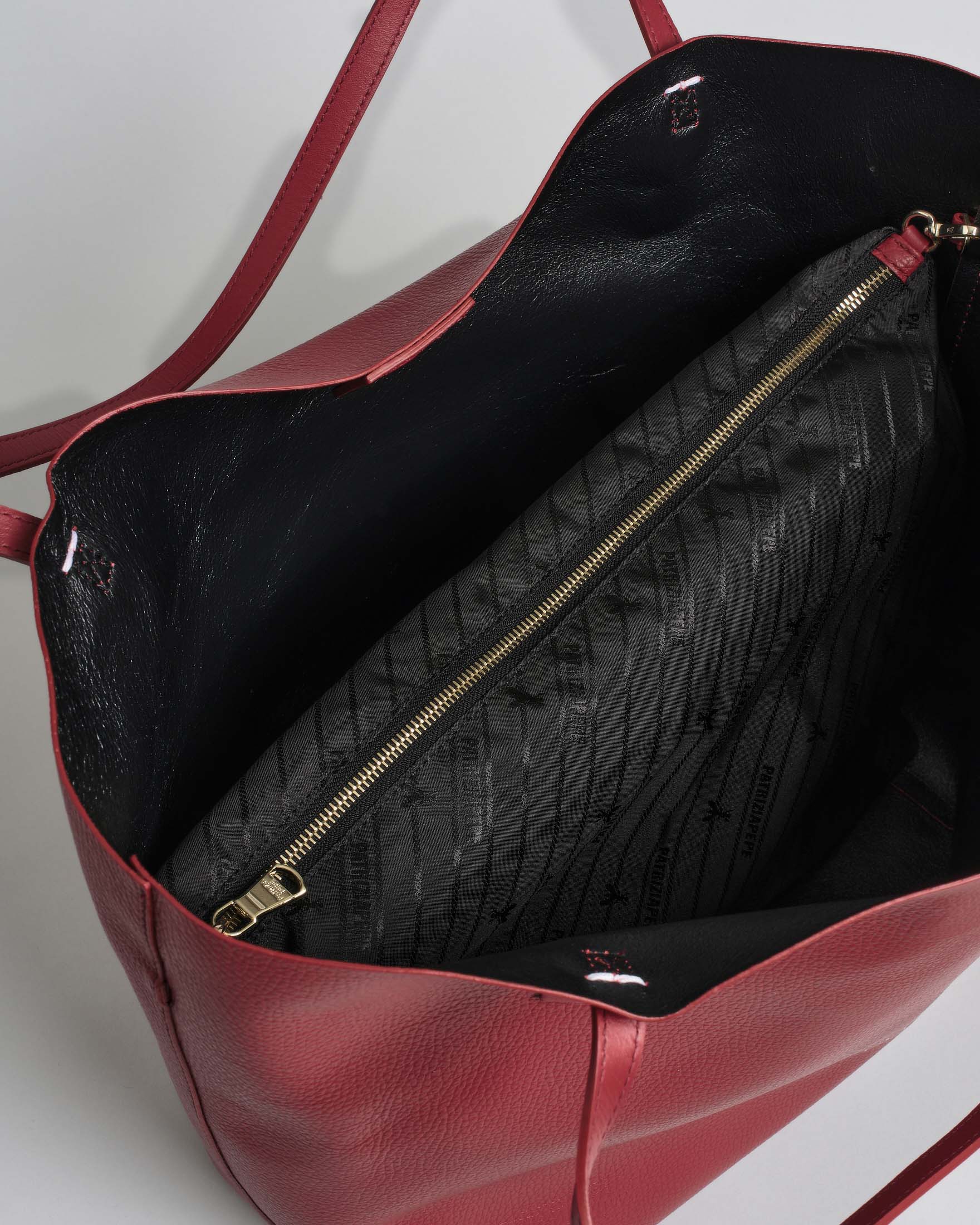 Shopping bag rossa linea Never Complete Patrizia Pepe in pelle con scritta logo e punti di cucitura a contrasto image