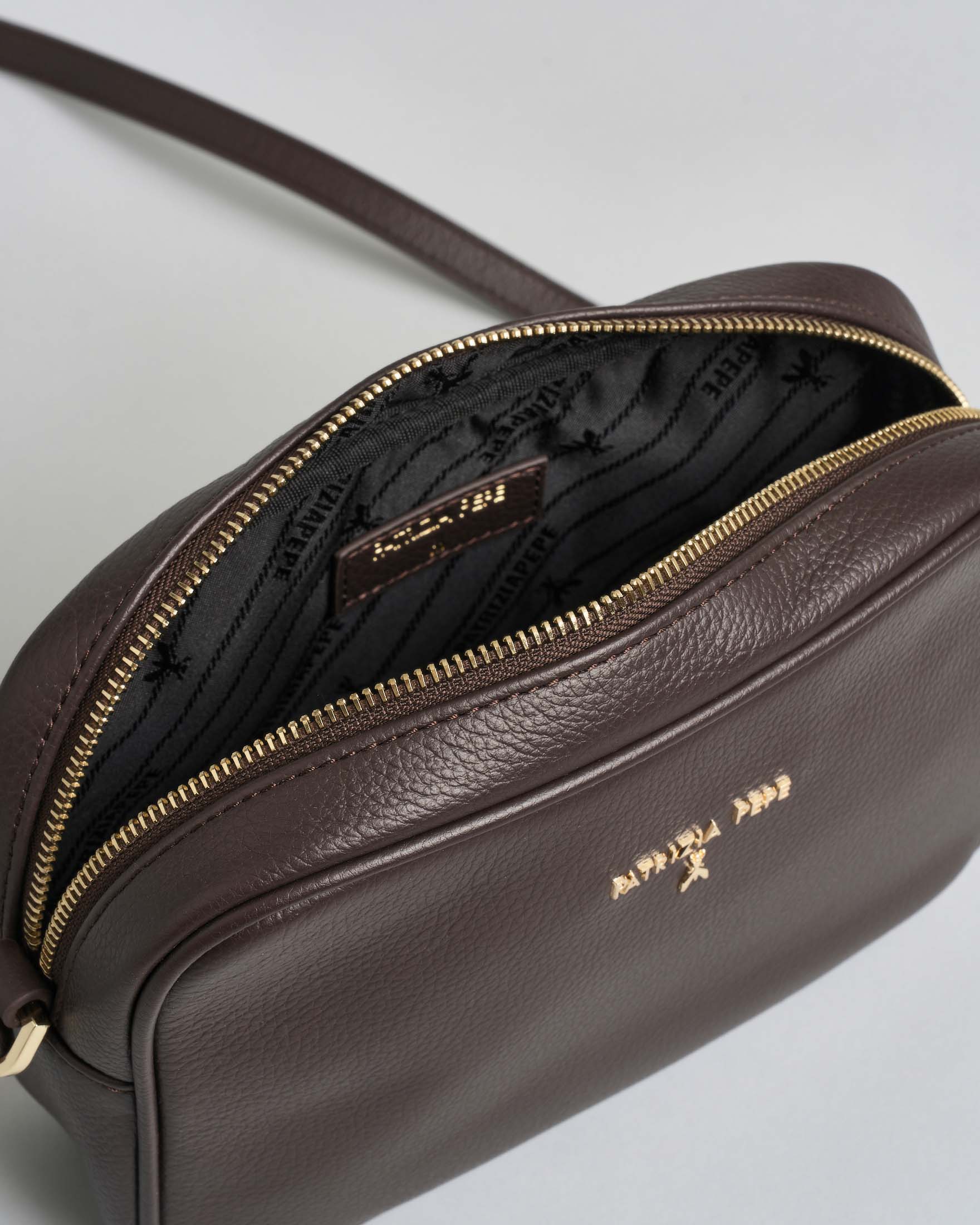 Cross bag nera in pelle effetto martellato con scritta logo dorata sul davanti image