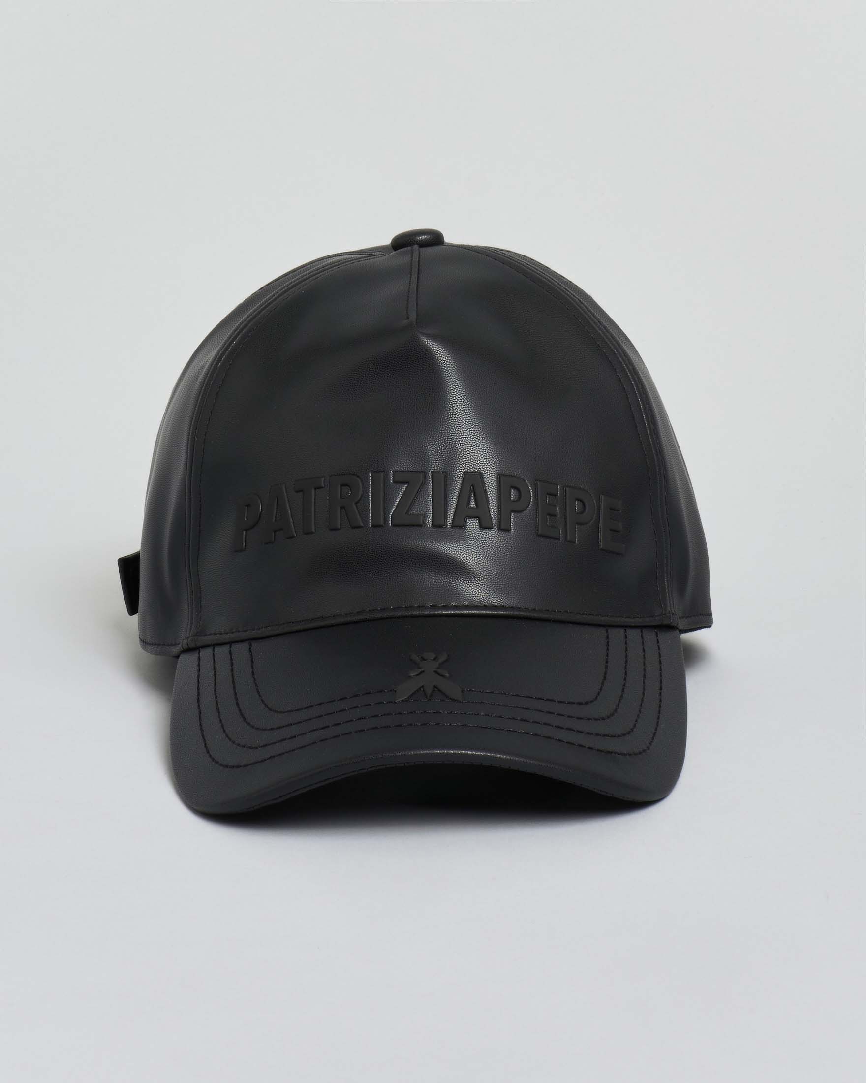 Berretto a visiera nero Patrizia Pepe in similpelle con scritta logo effetto gommato sul davanti