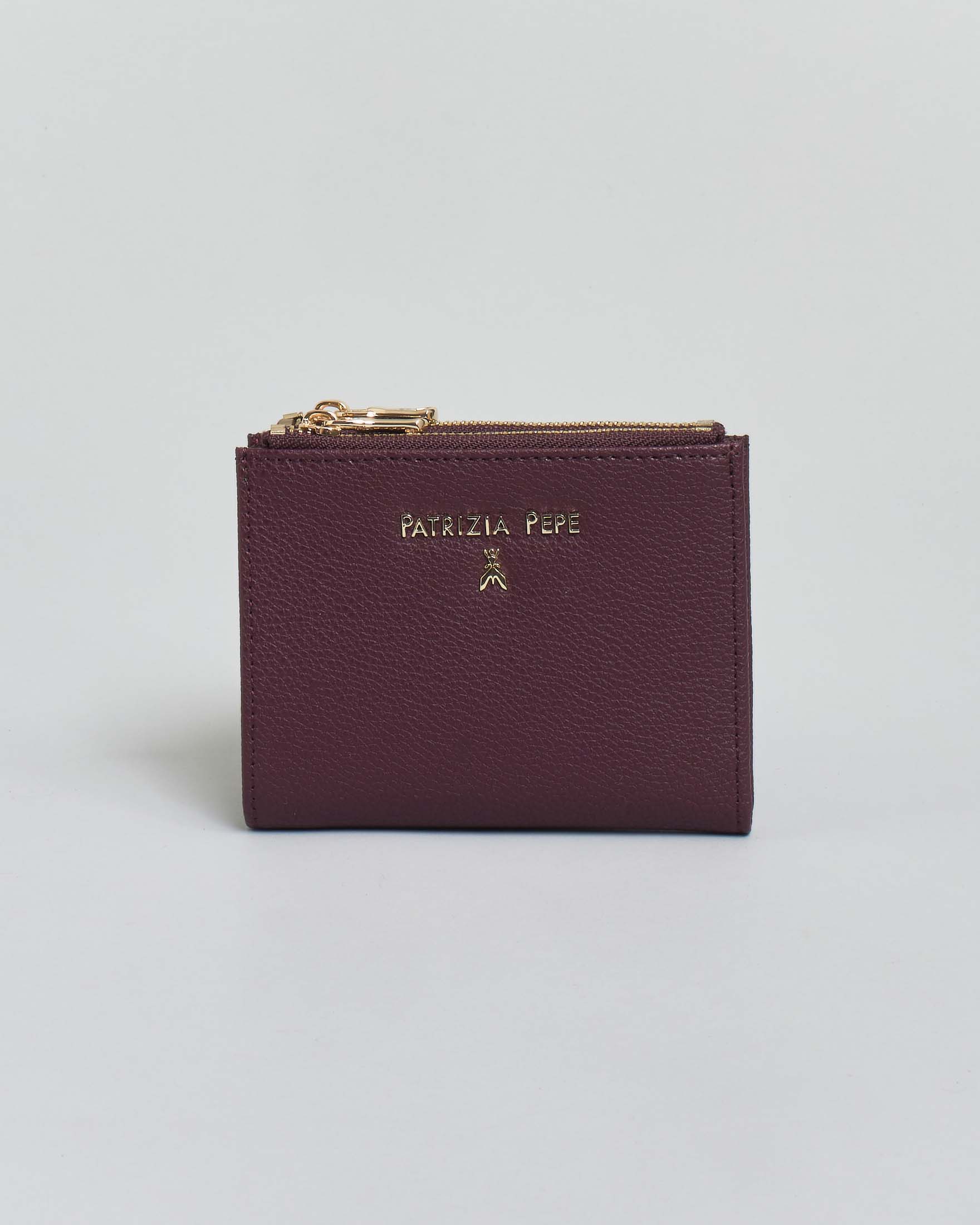 Portafoglio bordeaux Patrizia Pepe in pelle con chiusura a cerniera e apertura a libro con scomparti interni