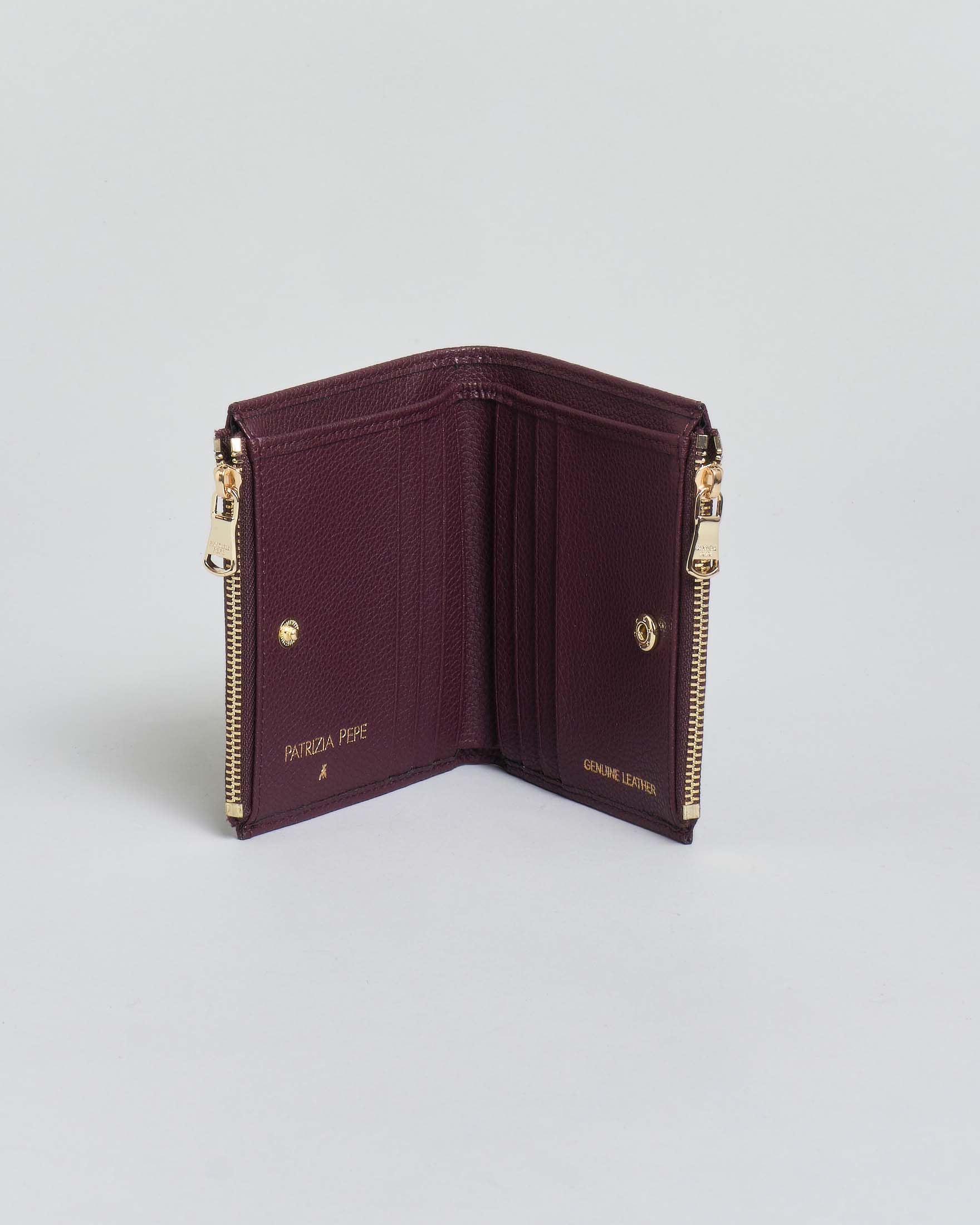 Portafoglio bordeaux Patrizia Pepe in pelle con chiusura a cerniera e apertura a libro con scomparti interni image