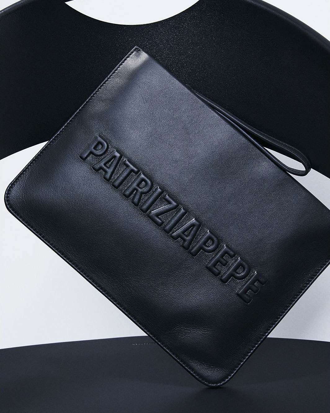 Maxi busta nera Patrizia Pepe (IM)PERFECTION in pelle liscia con scritta logo a rilievo e gancio per polso