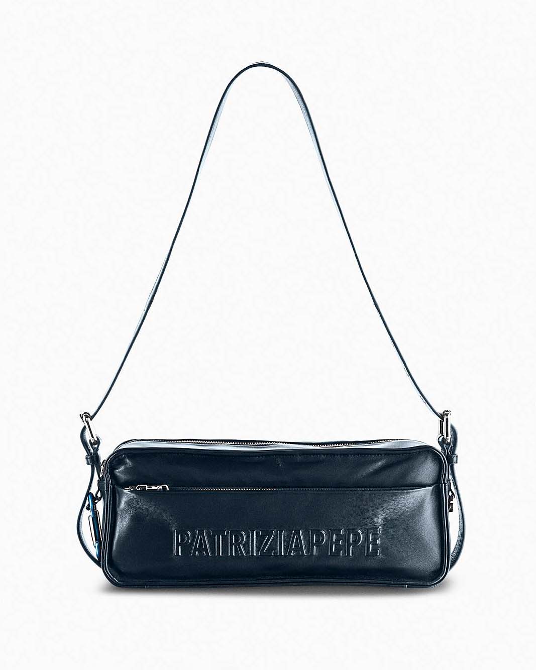 Borsa allungata nera Patrizia Pepe (IM)PERFECTION a bauletto in pelle con scritta logo a rilievo e manici regolabili