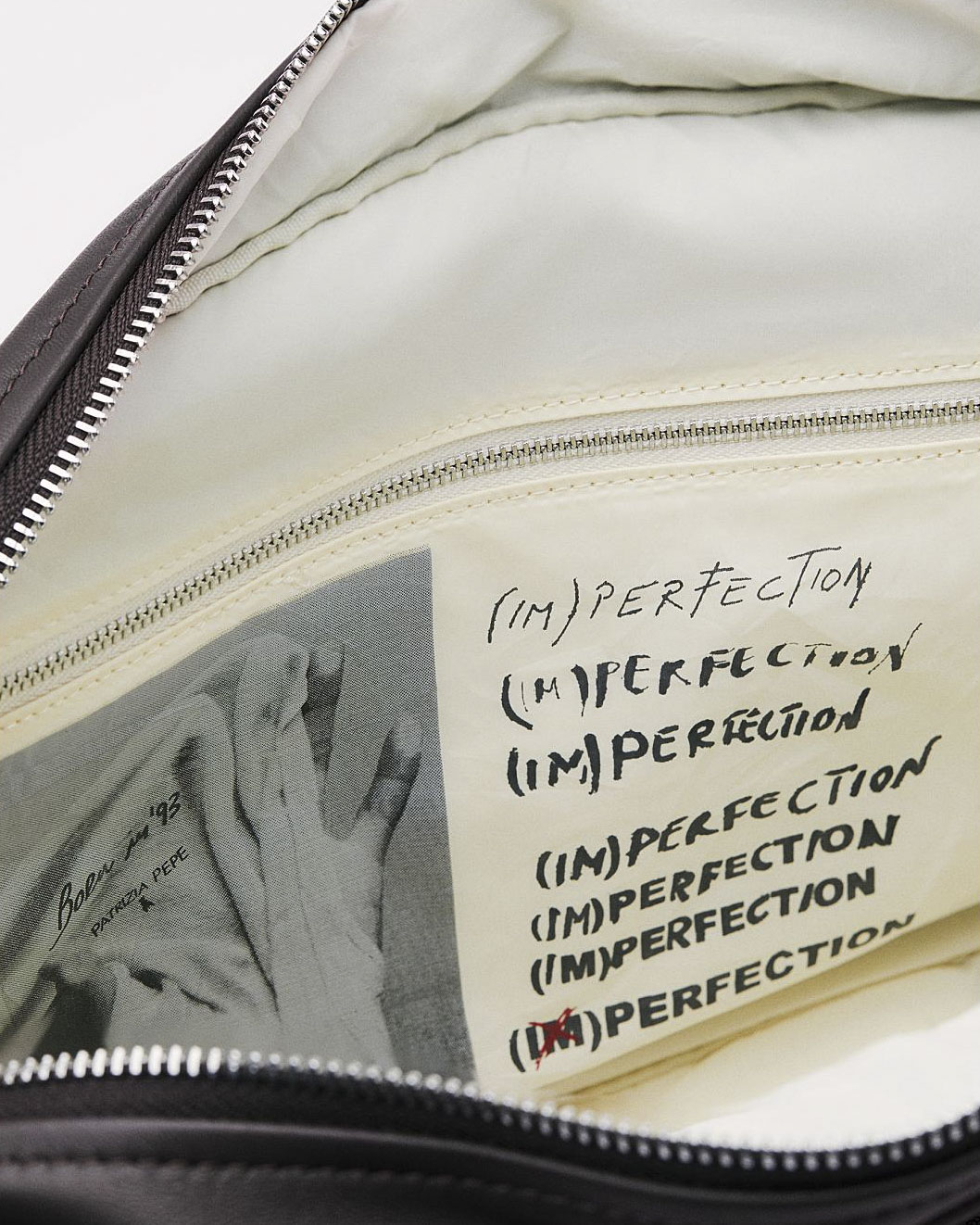 Borsa color testa di moro Patrizia Pepe (IM)PERFECTION a bauletto in pelle liscia con scritta logo a rilievo e manici regolabili image