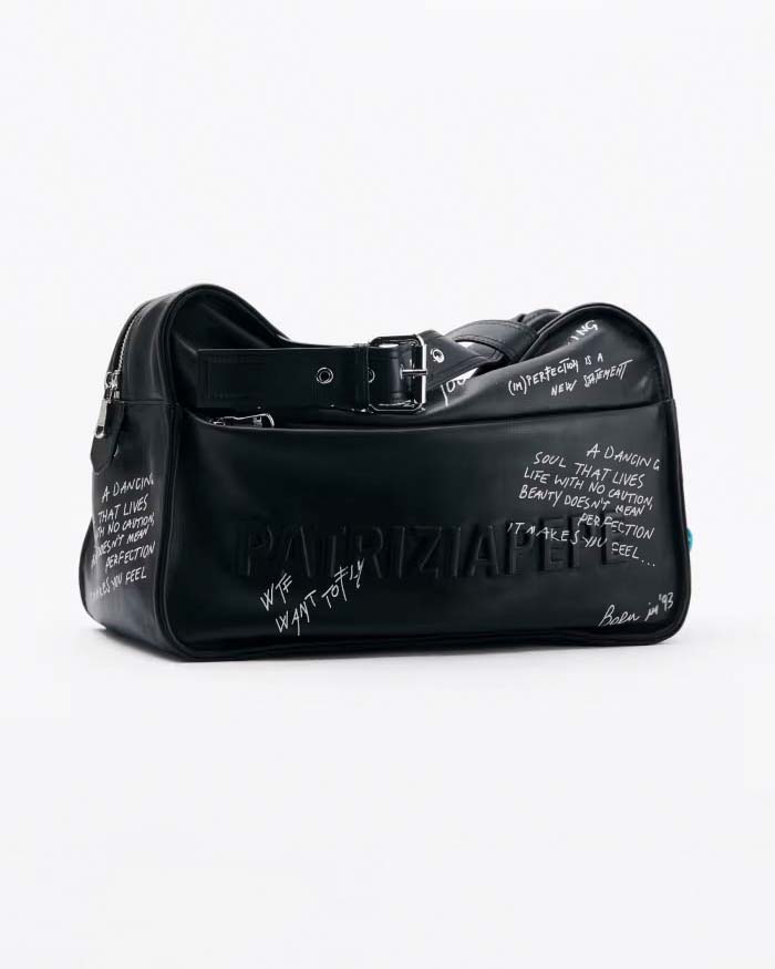 Borsa nera Patrizia Pepe (IM)PERFECTION a bauletto in pelle liscia con stampa calligrafica
