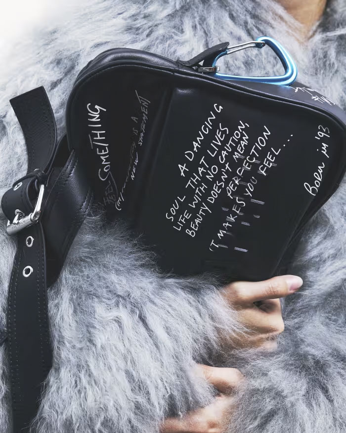 Borsa nera Patrizia Pepe (IM)PERFECTION a bauletto in pelle liscia con stampa calligrafica image