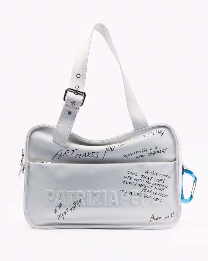 Borsa bianca Patrizia Pepe (IM)PERFECTION a bauletto in pelle liscia con stampa calligrafica