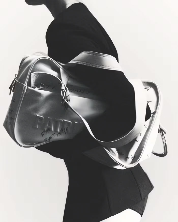 Borsa bianca Patrizia Pepe (IM)PERFECTION a bauletto in pelle liscia con stampa calligrafica image