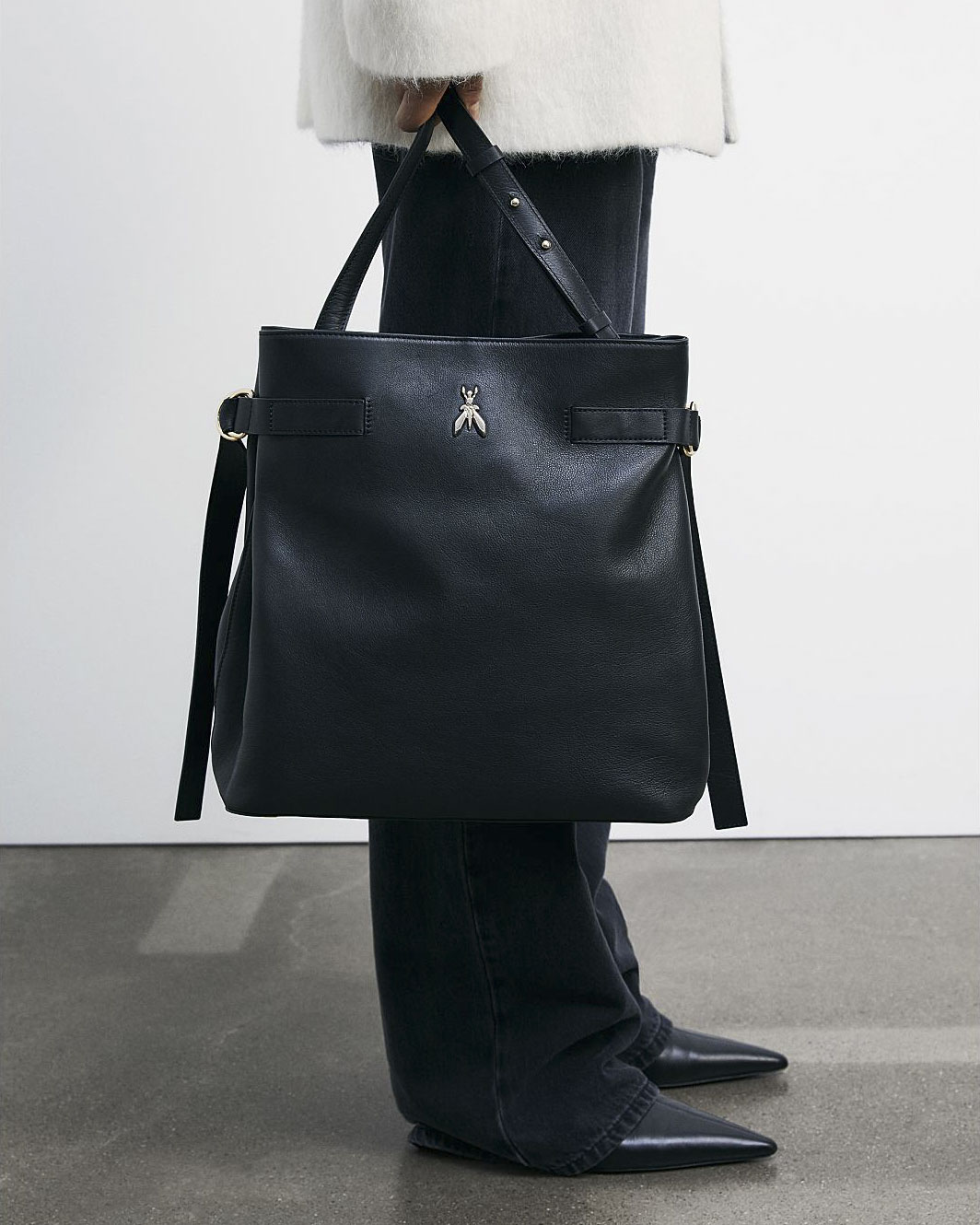 Secchiello nera Patrizia Pepe in pelle martellata con fibbie laterali e tracolla regolabile image