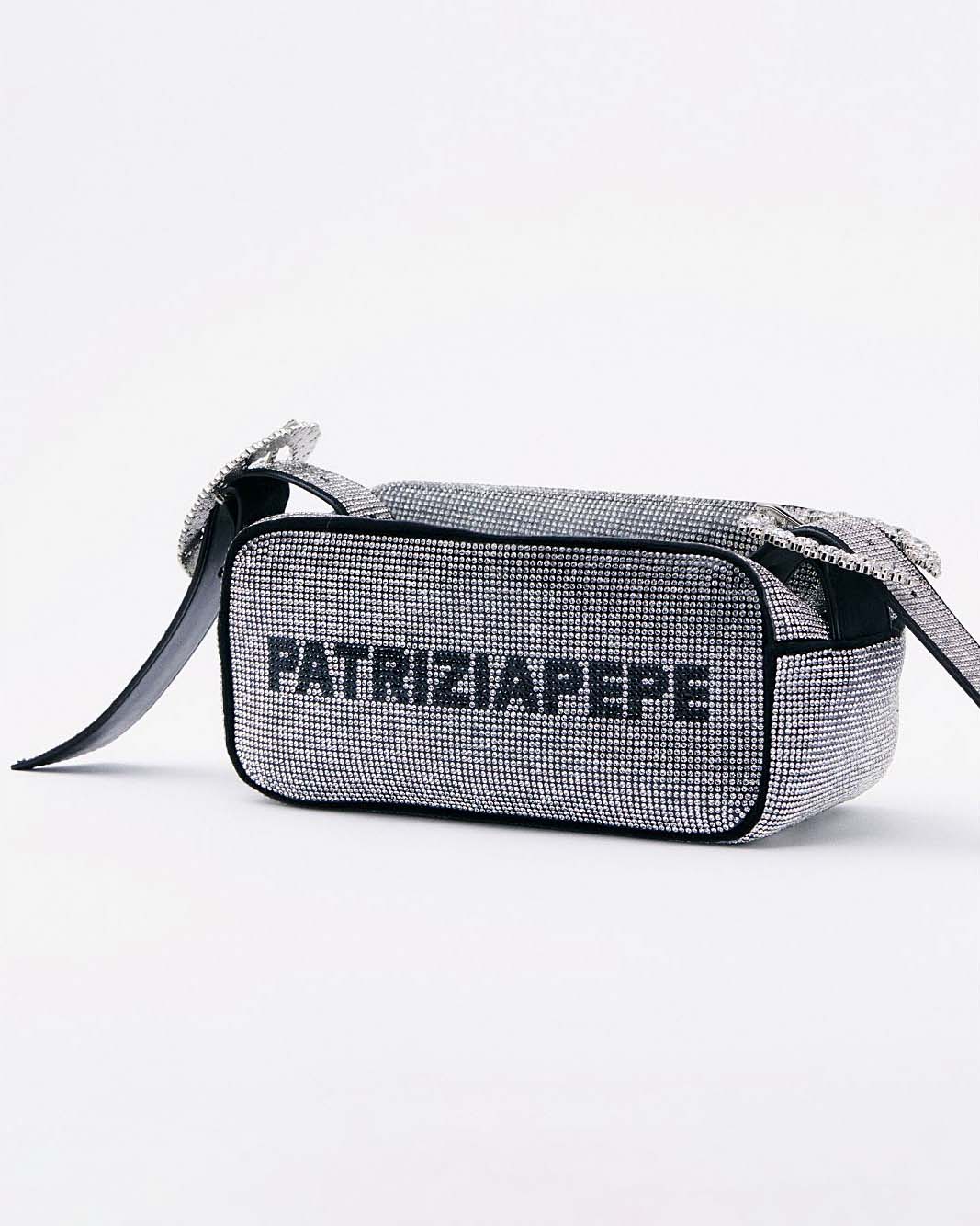 Borsa allungata argento Patrizia Pepe (IM)PERFECTION a bauletto in pelle con strass applicati all over e scritta logo in negativo