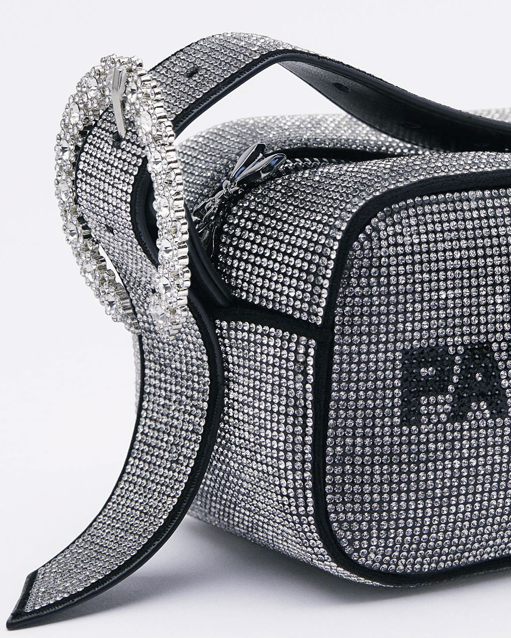 Borsa allungata argento Patrizia Pepe (IM)PERFECTION a bauletto in pelle con strass applicati all over e scritta logo in negativo image