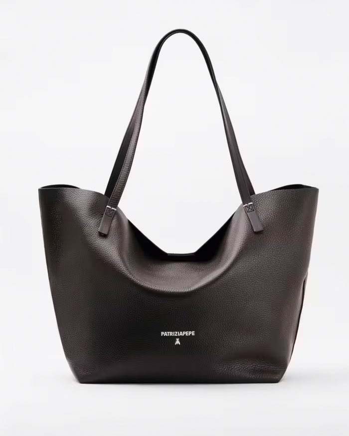 Shopping bag testa di moro linea Never Complete Patrizia Pepe in pelle con scritta logo e punti di cucitura a contrasto