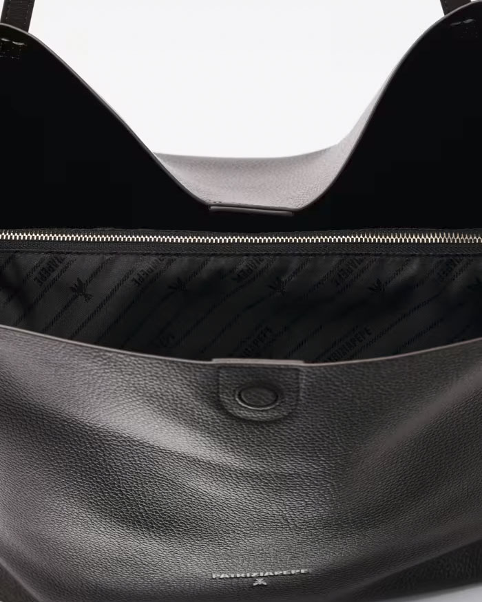Shopping bag testa moro linea Never Complete Patrizia Pepe in pelle con scritta logo e punti di cucitura a contrasto image