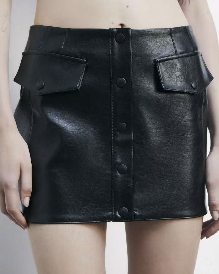 Minigonna nera Patrizia Pepe in similpelle con bottoni di chiusura e taschini frontali image