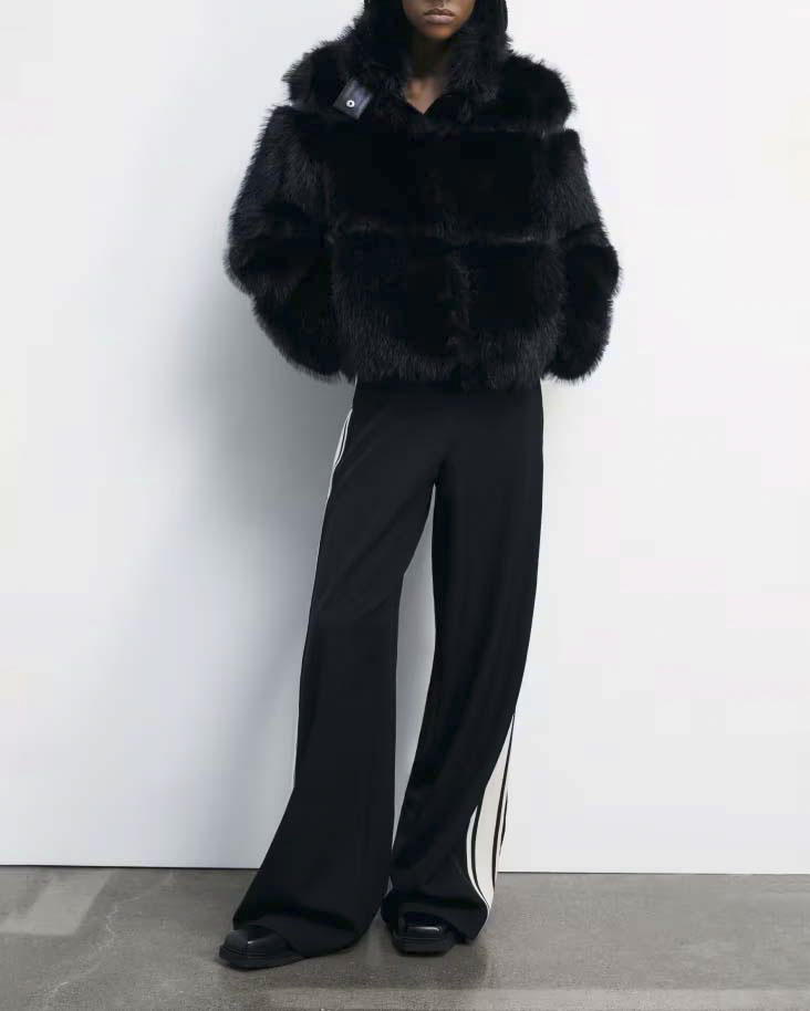 Ecopelliccia nera Patrizia Pepe a motivo orizzontale con inserti in simipelle tono su tono image