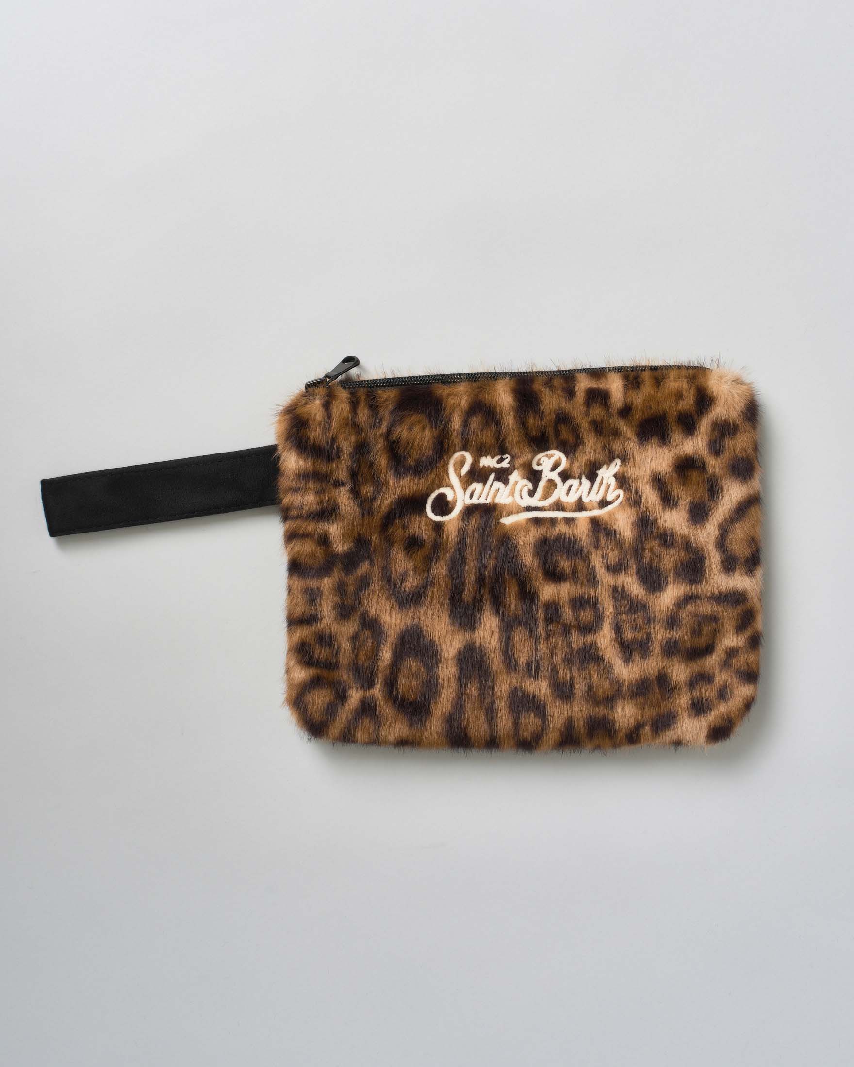 Pochette MC2 Saint Barth effetto pelliccia leopardata con scritta logo ricamata e laccetto per polso