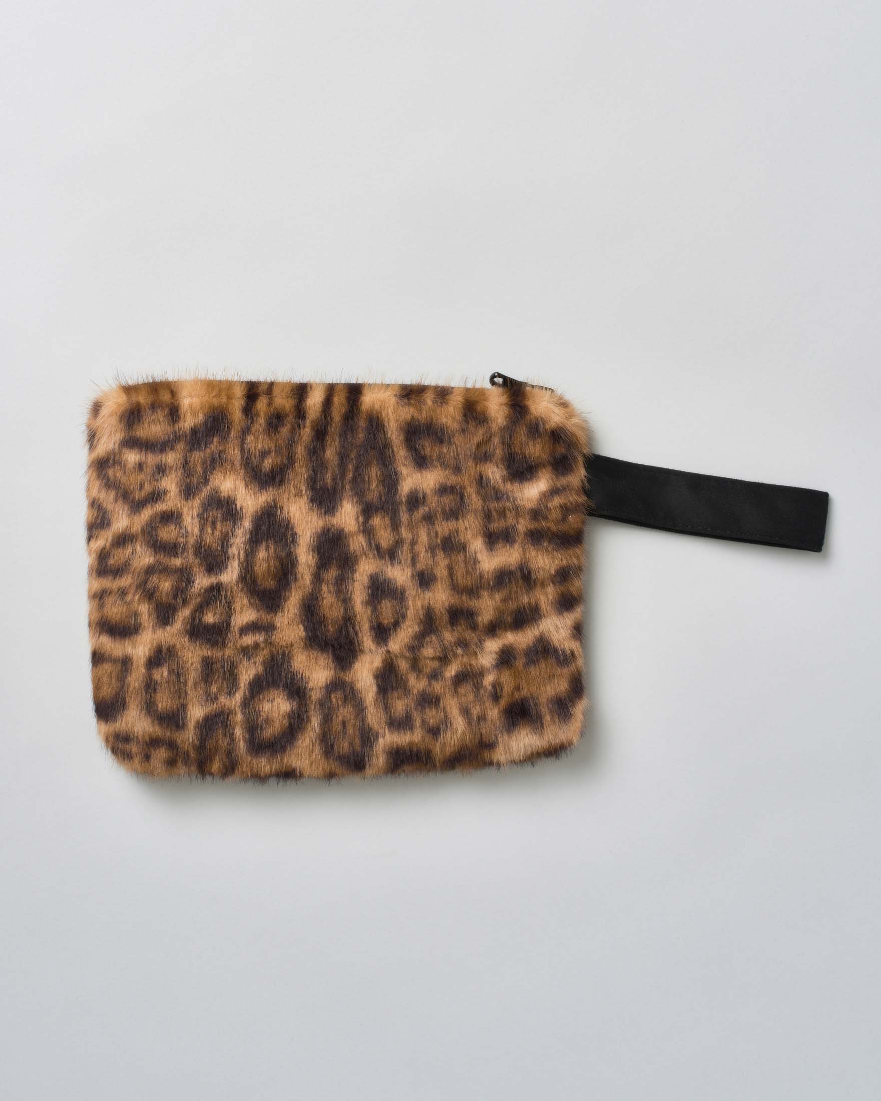 Pochette MC2 Saint Barth effetto pelliccia leopardata con scritta logo ricamata e laccetto per polso image
