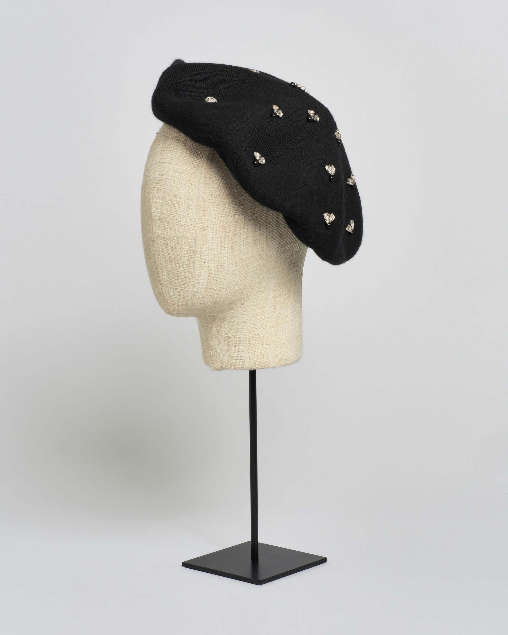 Basco nero Hlo! in misto angora con strass gioiello e perle applicati sulla parte superiore