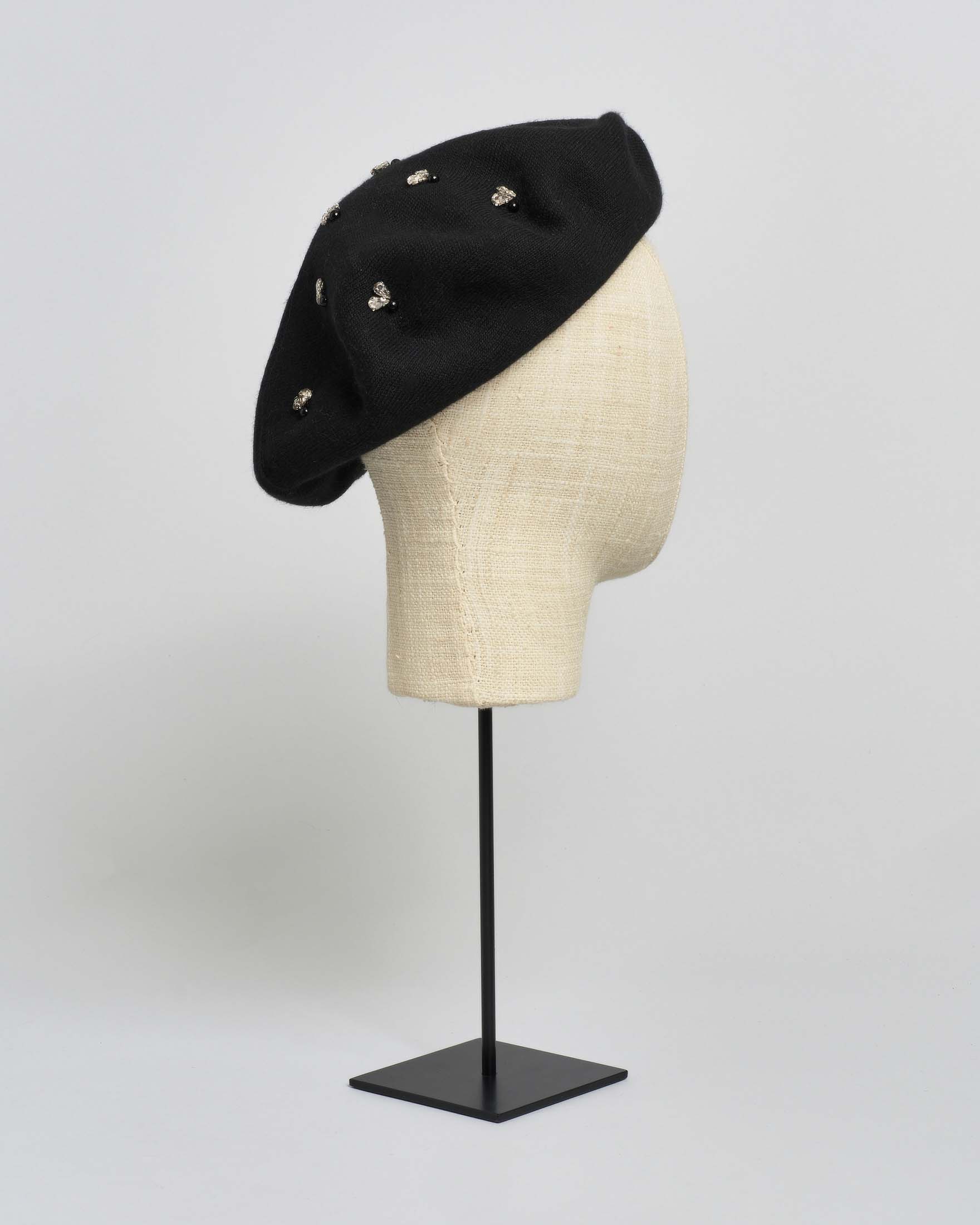 Basco nero Hlo! in misto angora con strass gioiello e perle applicati sulla parte superiore image