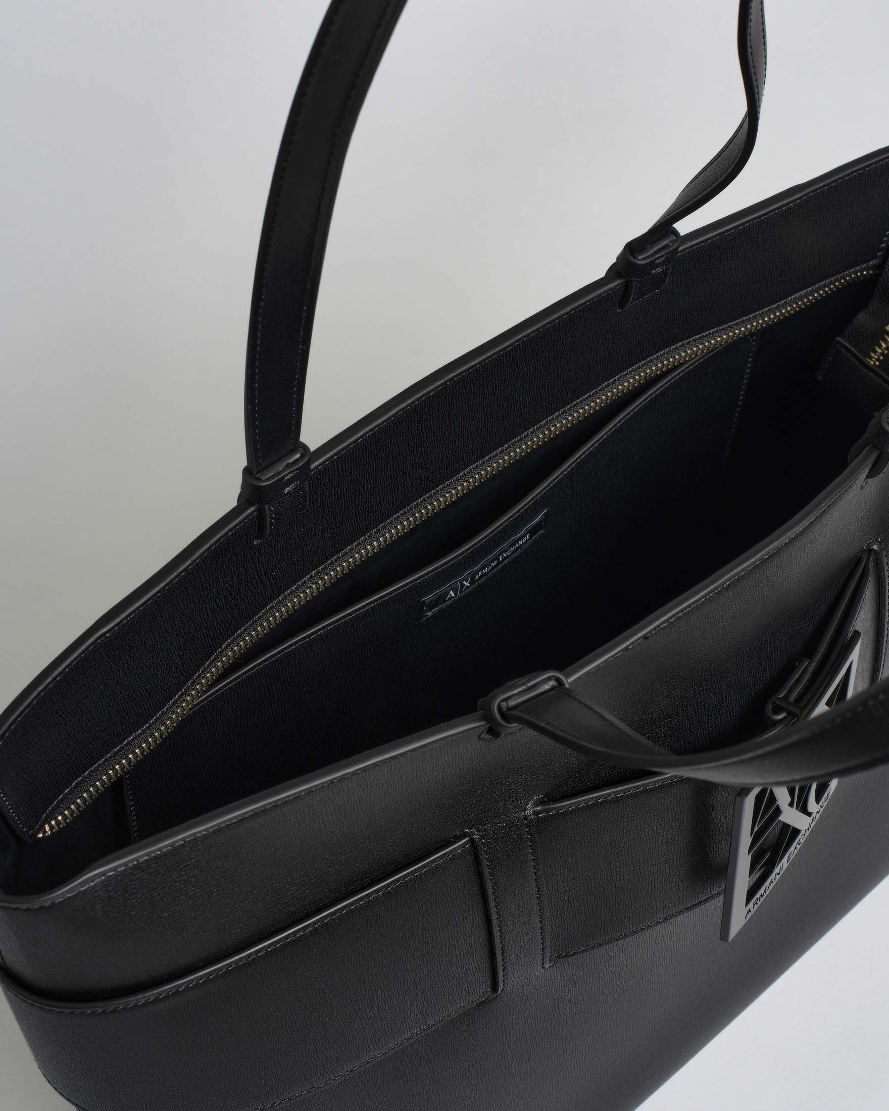Shopping bag nera grande Armani Exchange in similpelle liscia con maxi fibbia logo in metallo in tono image