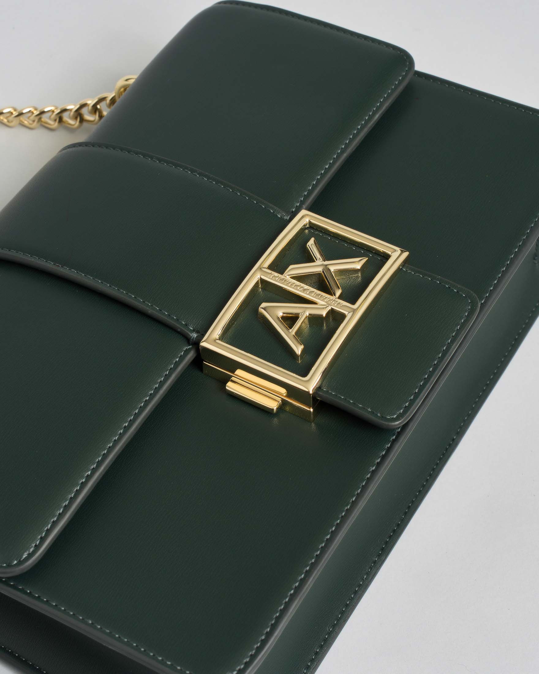 Borsa a tracolla Armani Exchange verde scuro in similpelle con catena metallica e fibbia logo dorata image
