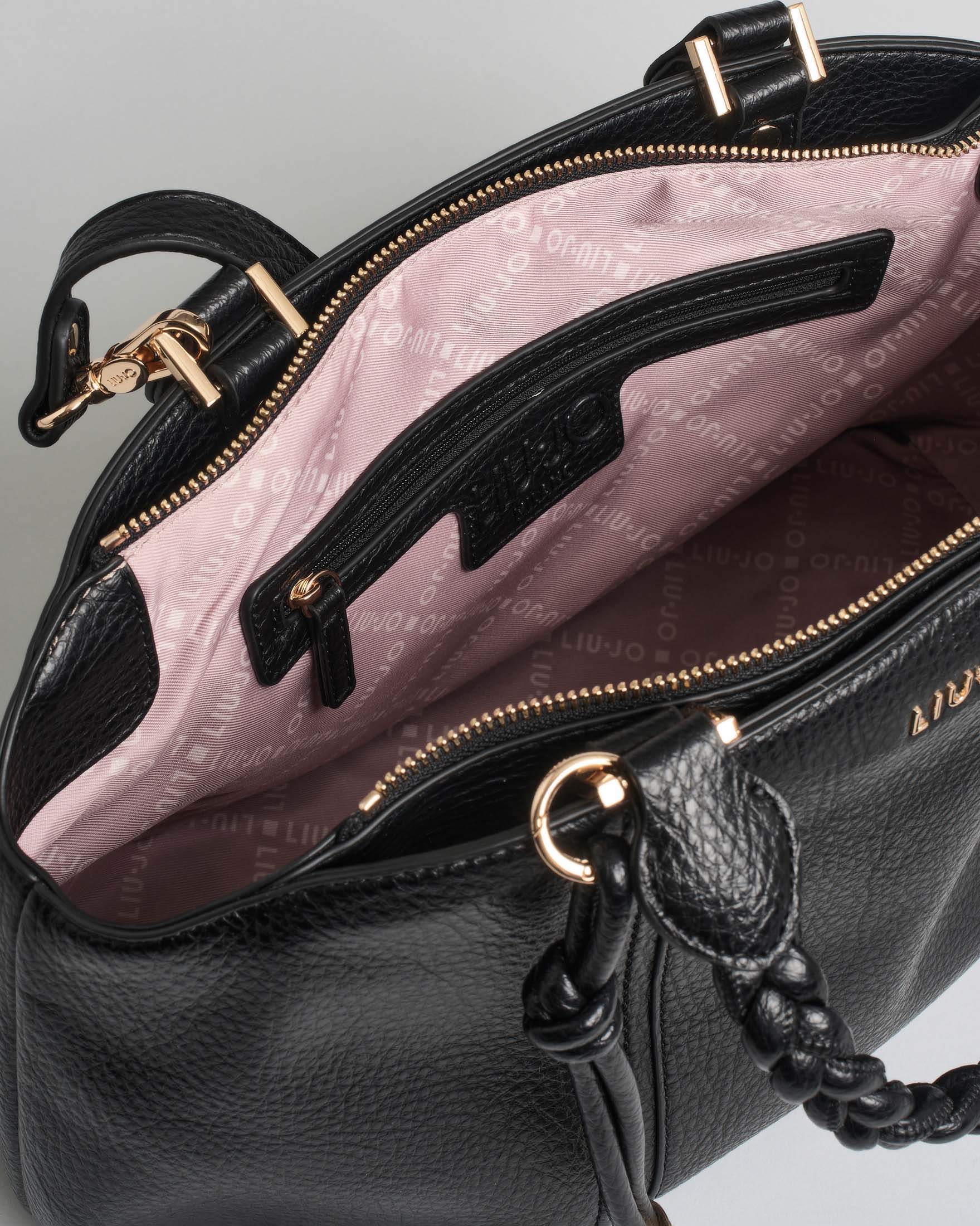 Borsa Liu Jo Accessories nera in similpelle con manici intrecciati e logo applicato image